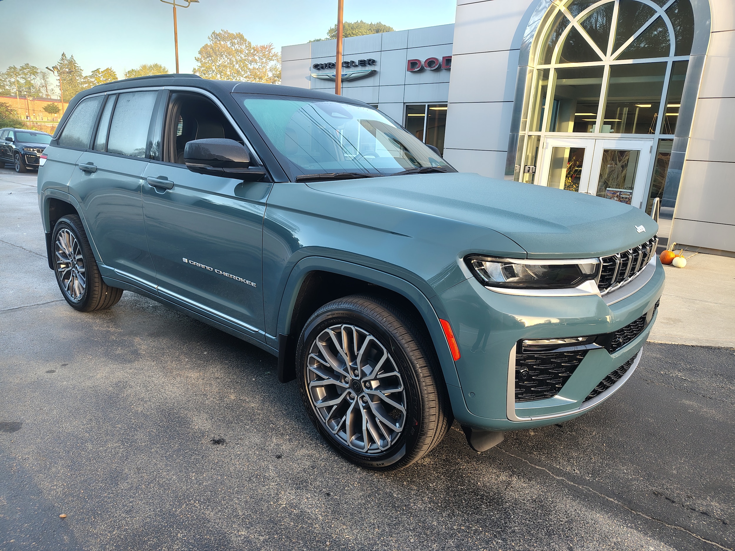 2027 Jeep Grand Cherokee photo 2 of 47