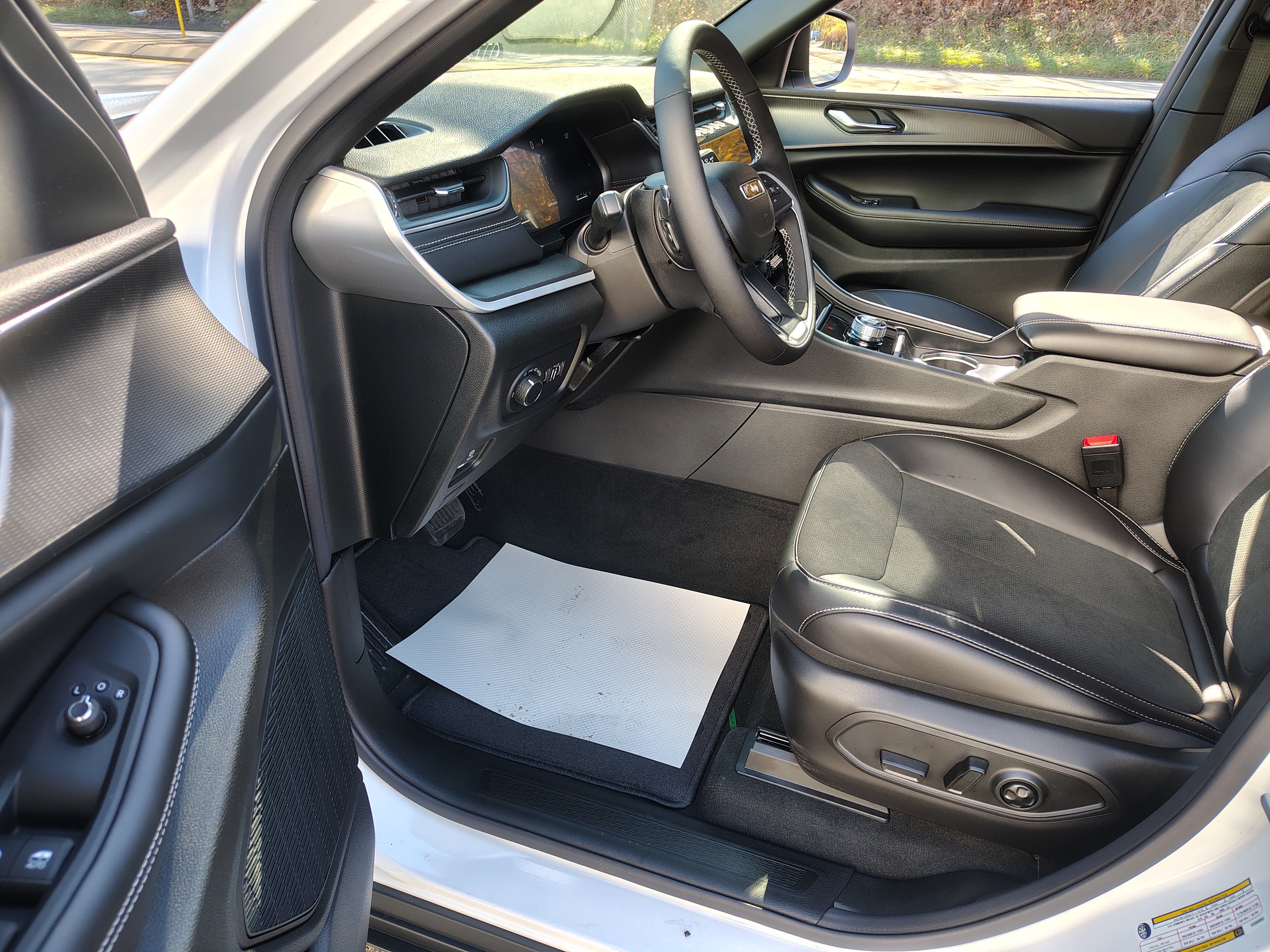 2027 Jeep Grand Cherokee photo 19 of 39