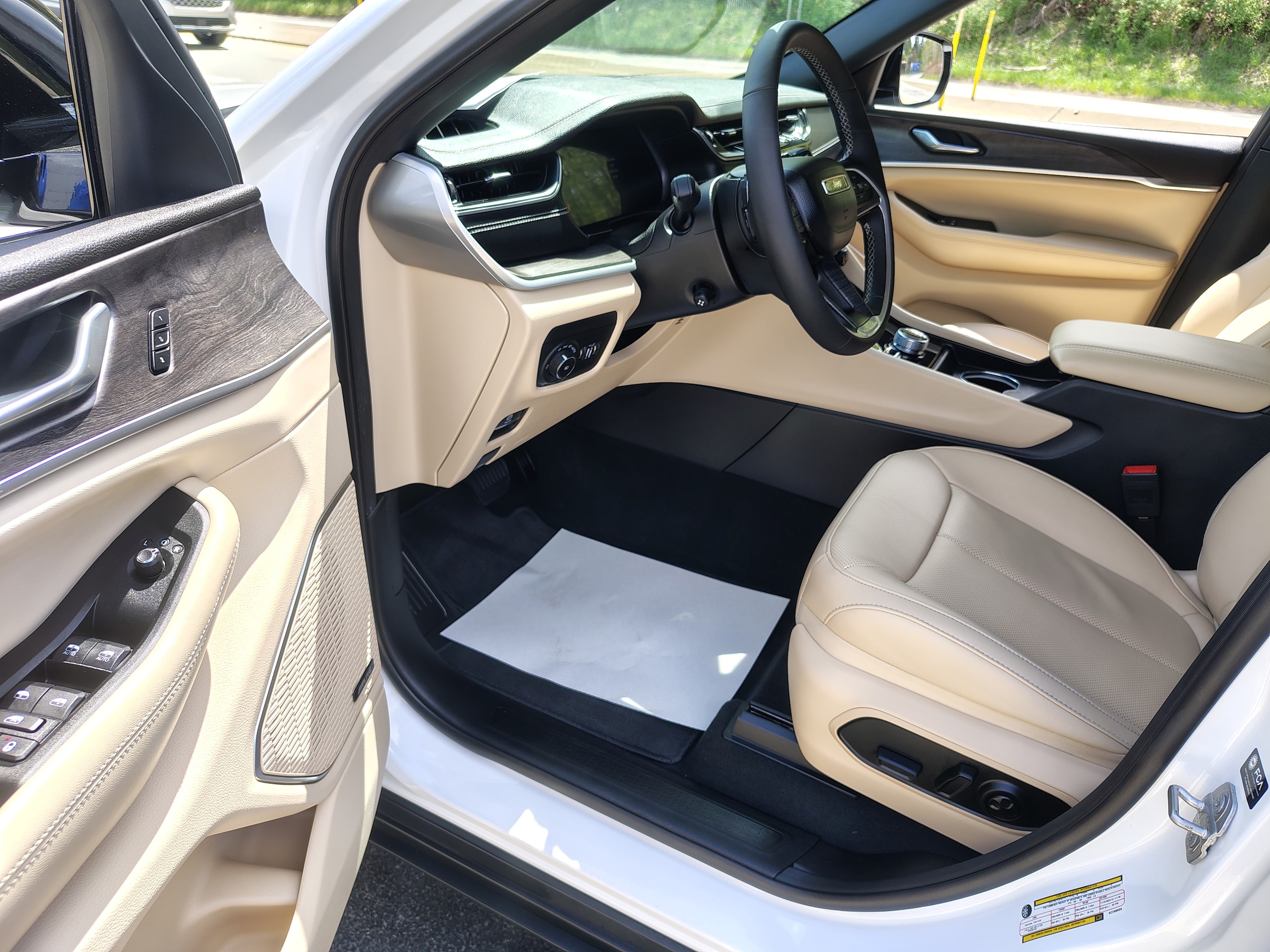 2025 Jeep Grand Cherokee Limited Bright White Clearcoat at Solomon CJD Carmichaels