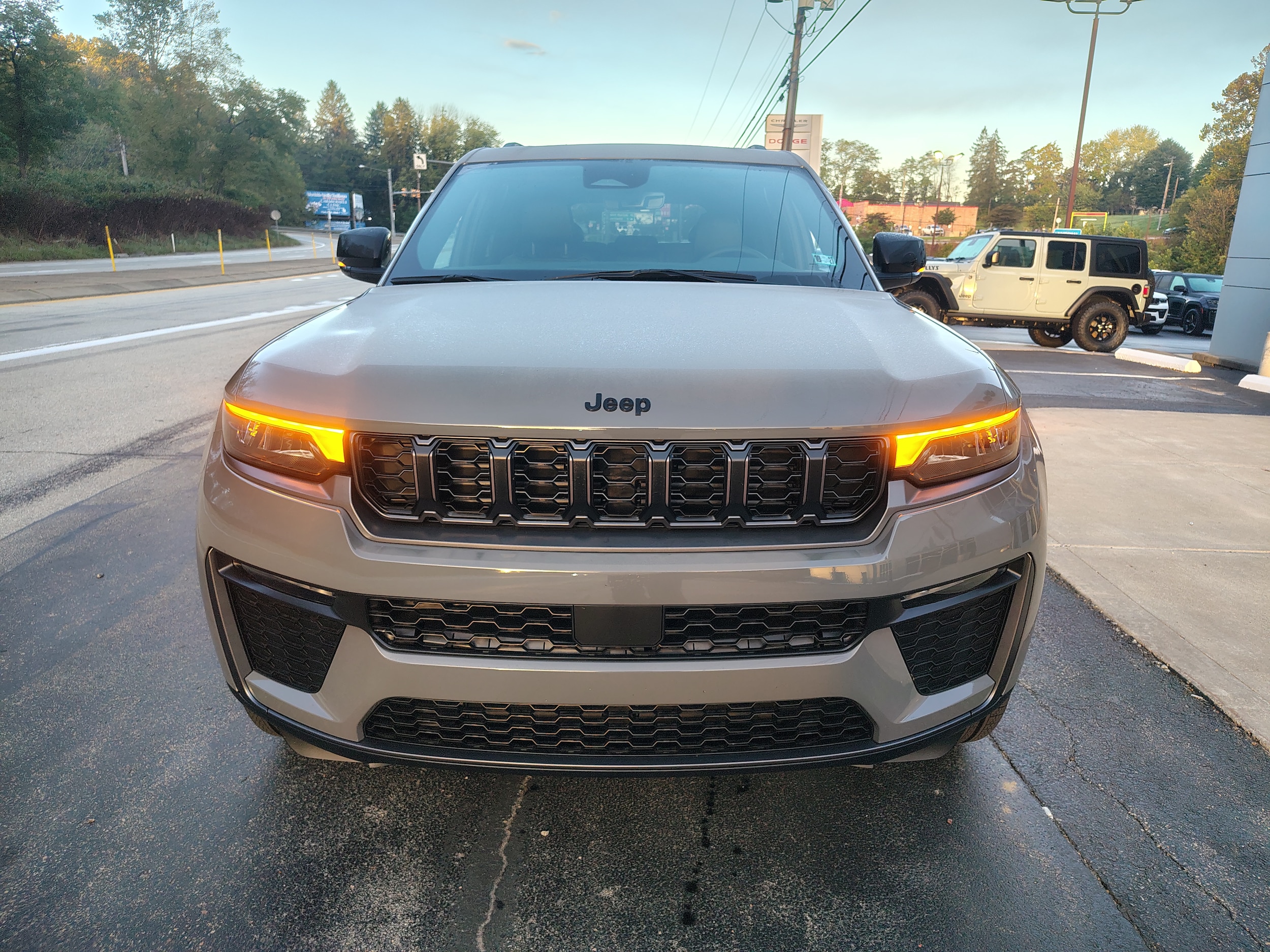 2027 Jeep Grand Cherokee photo 3 of 43