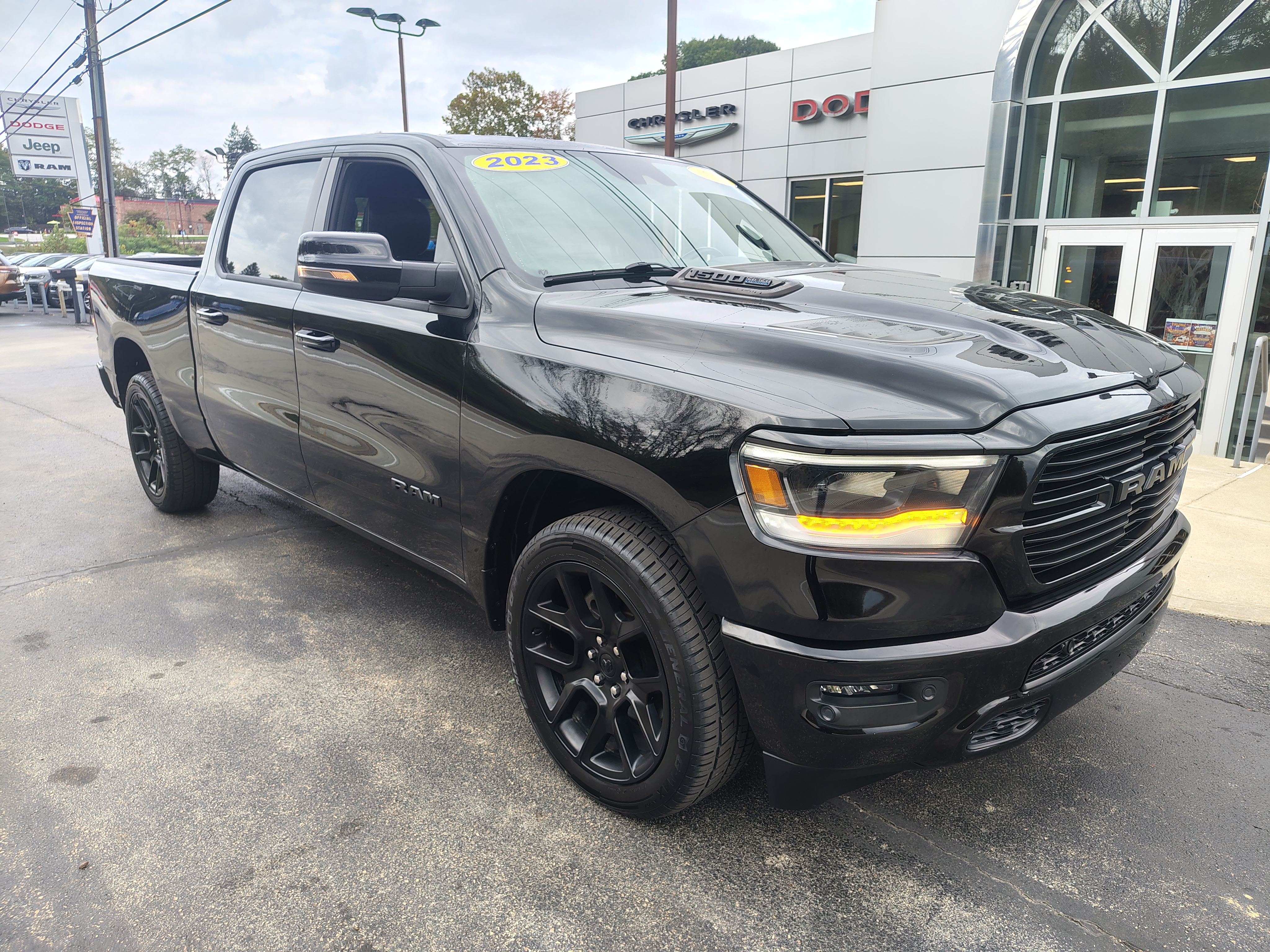 2023 Ram 1500 photo 2 of 40