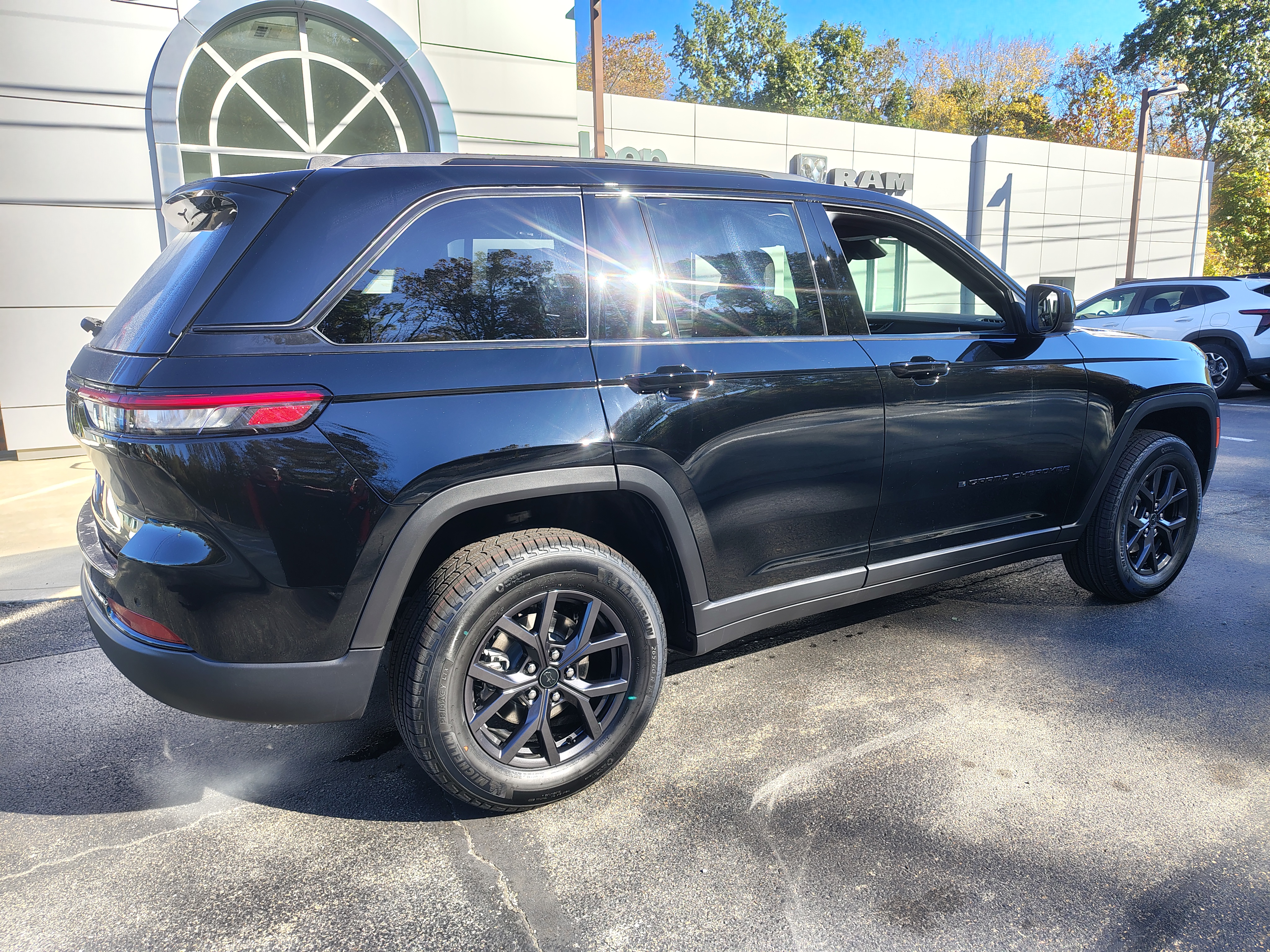 2027 Jeep Grand Cherokee photo 16 of 39