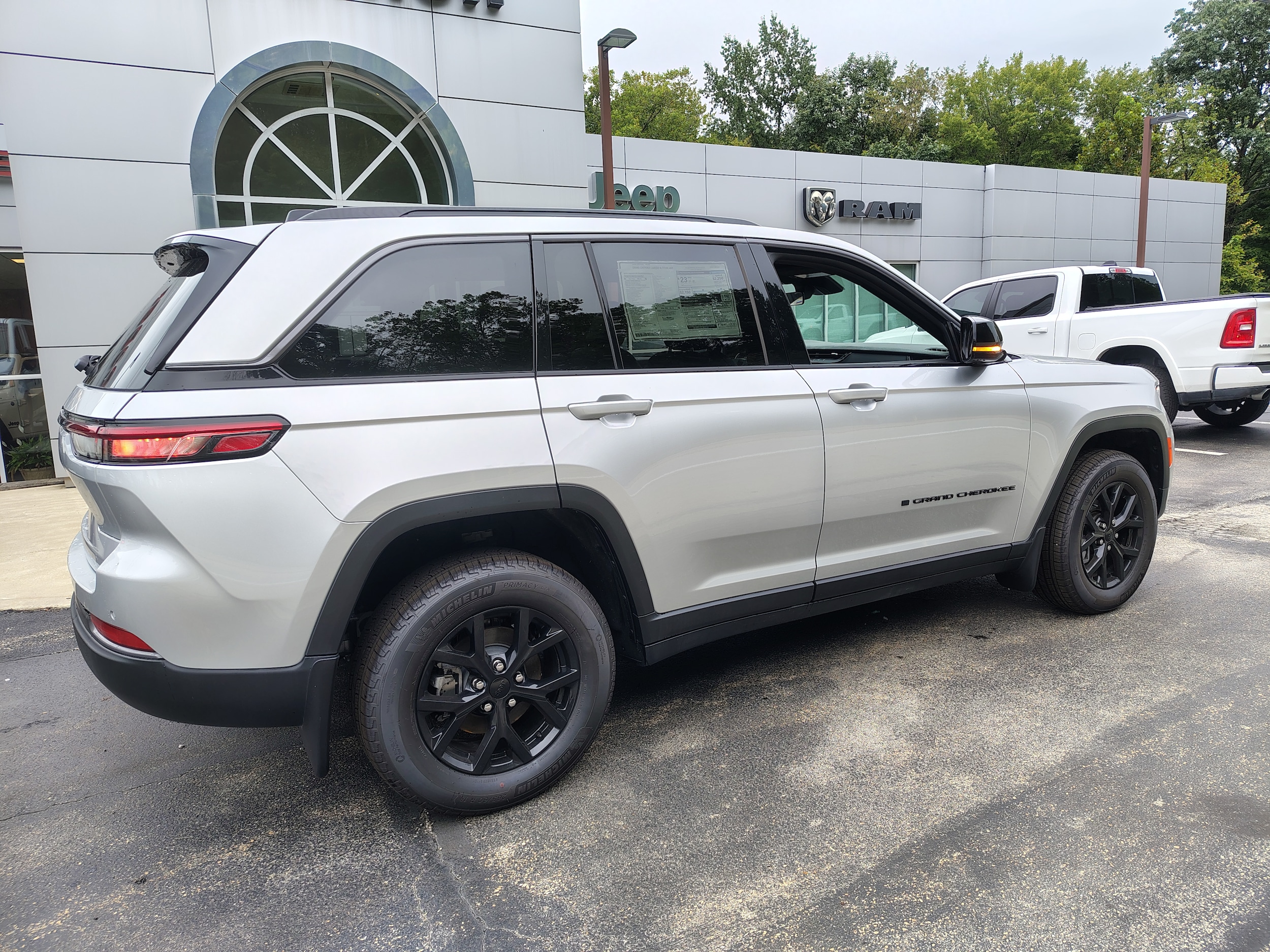 2026 Jeep Grand Cherokee LAREDO ALTITUDE 4X4 Silver Zynith at Three Rivers CJD