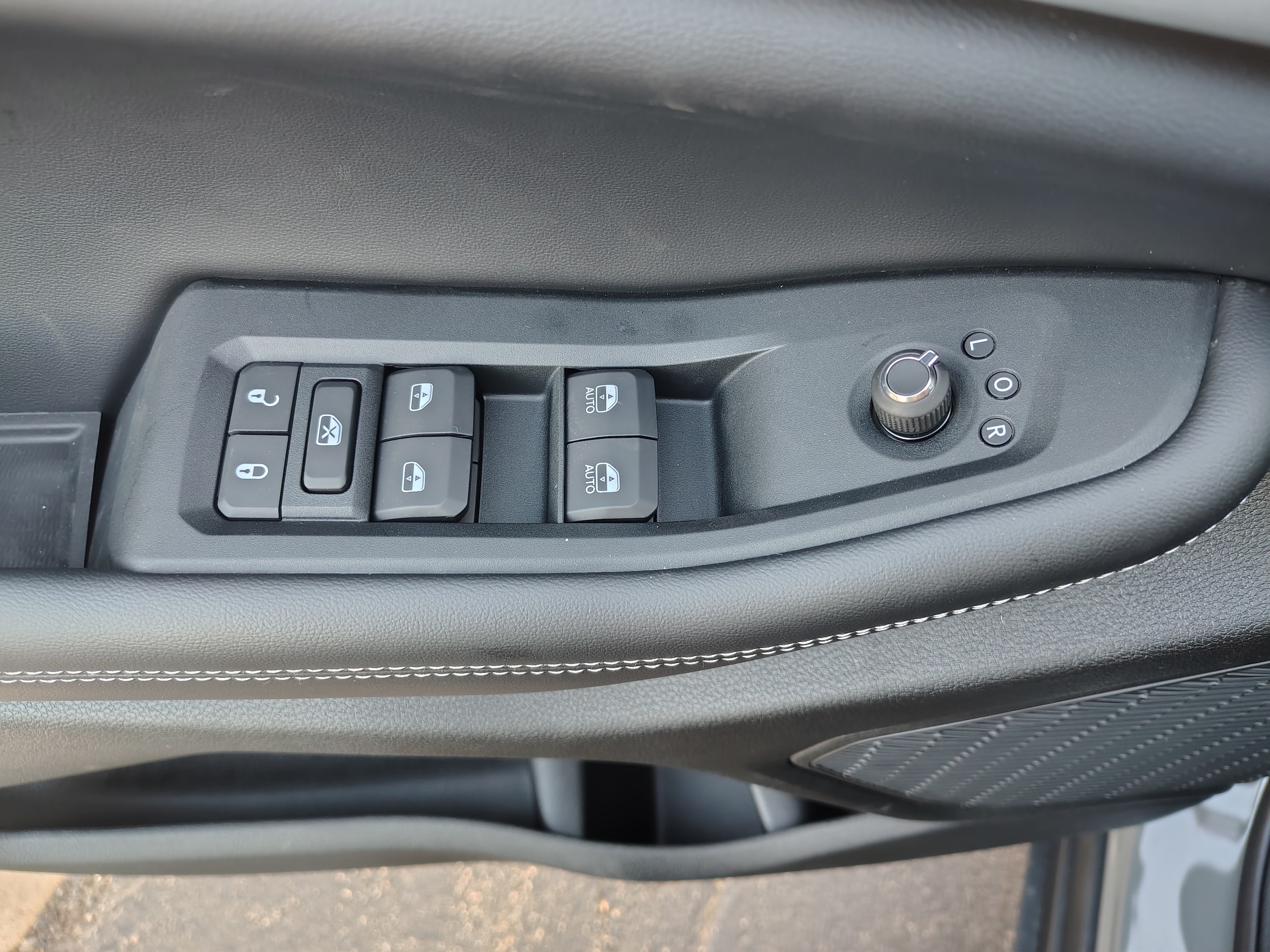 2027 Jeep Grand Cherokee photo 23 of 43