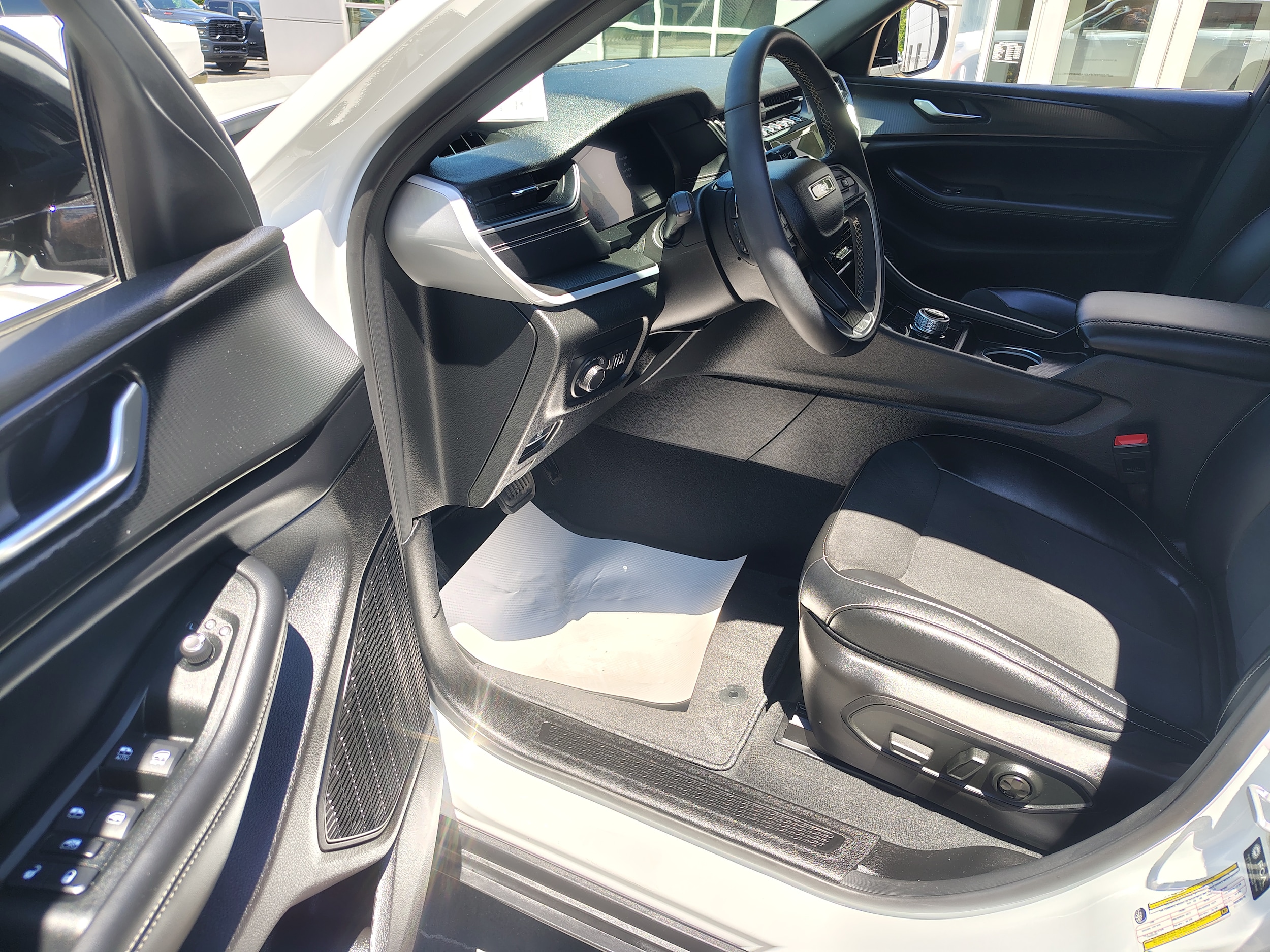 2024 Jeep Grand Cherokee L photo 19 of 40