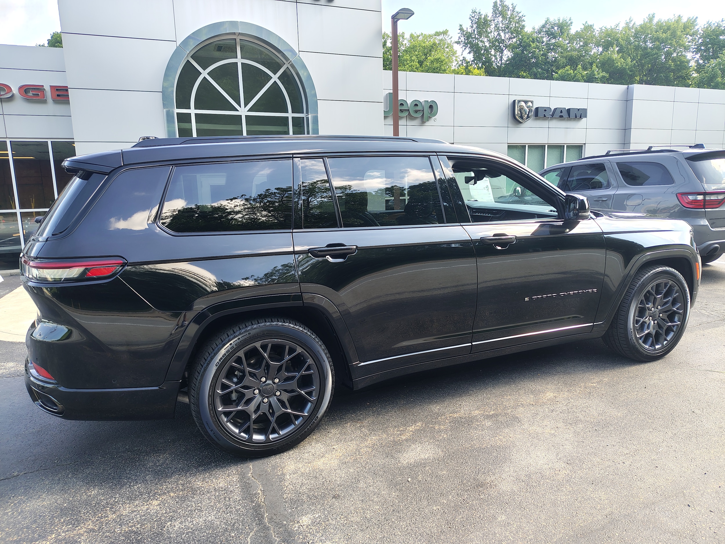 2025 Jeep Grand Cherokee L Summit Reserve Diamond Black Crystal Pearlcoat at Solomon CJD Carmichaels