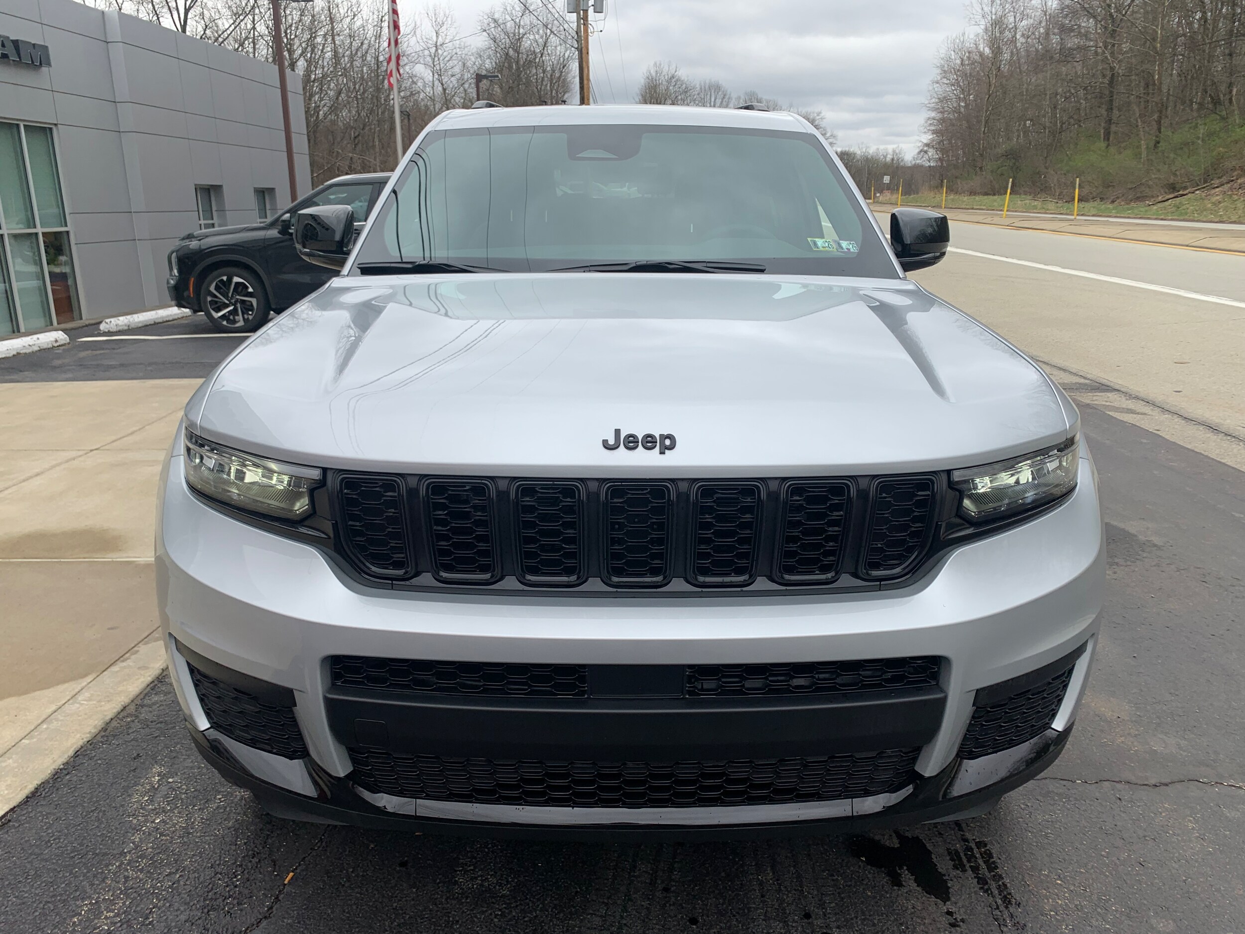 2025 Jeep Grand Cherokee Altitude photo 2