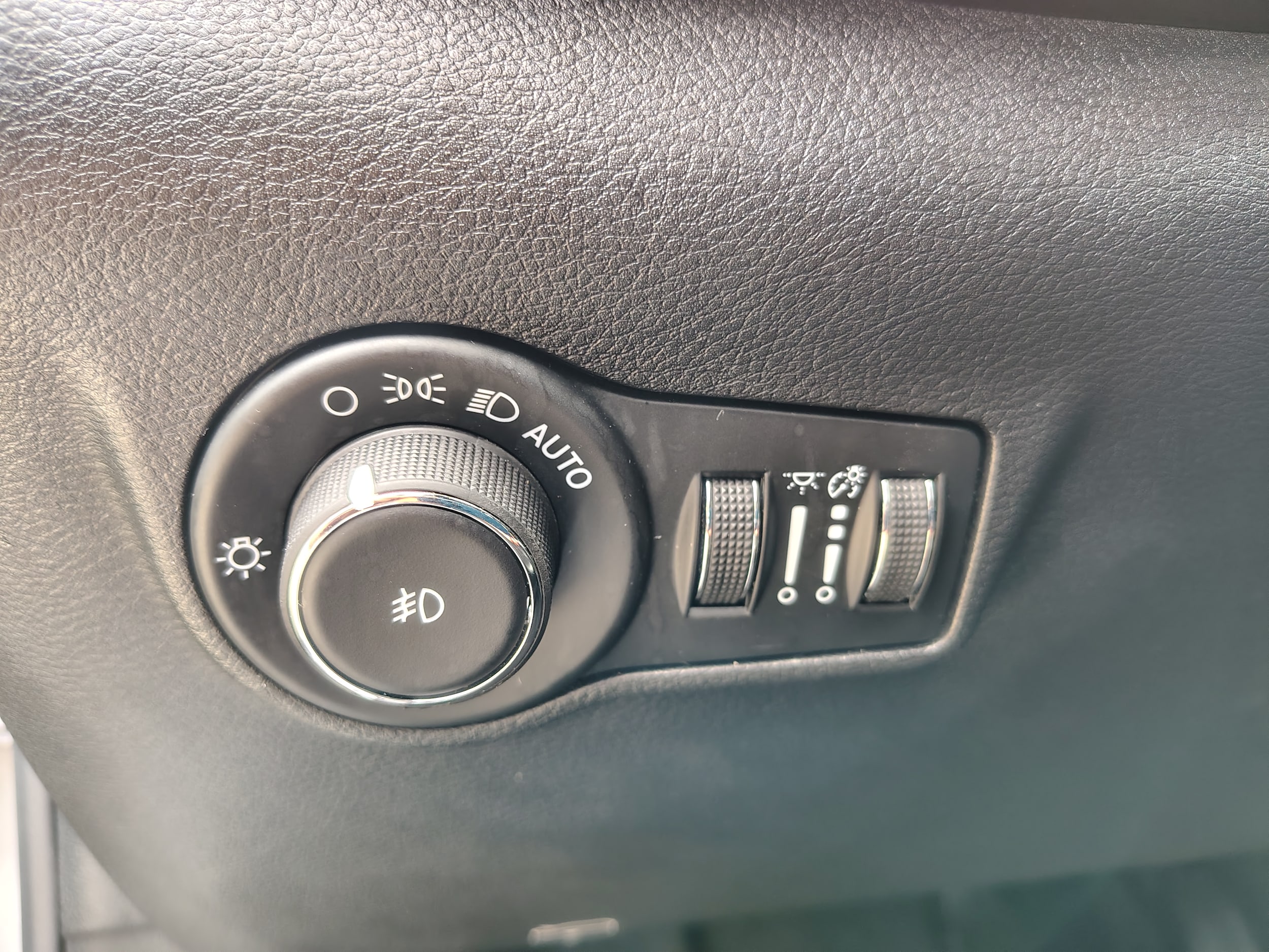 2024 Jeep Compass Limited Silver Zynith Metallic Clearcoat at Solomon CJD Carmichaels