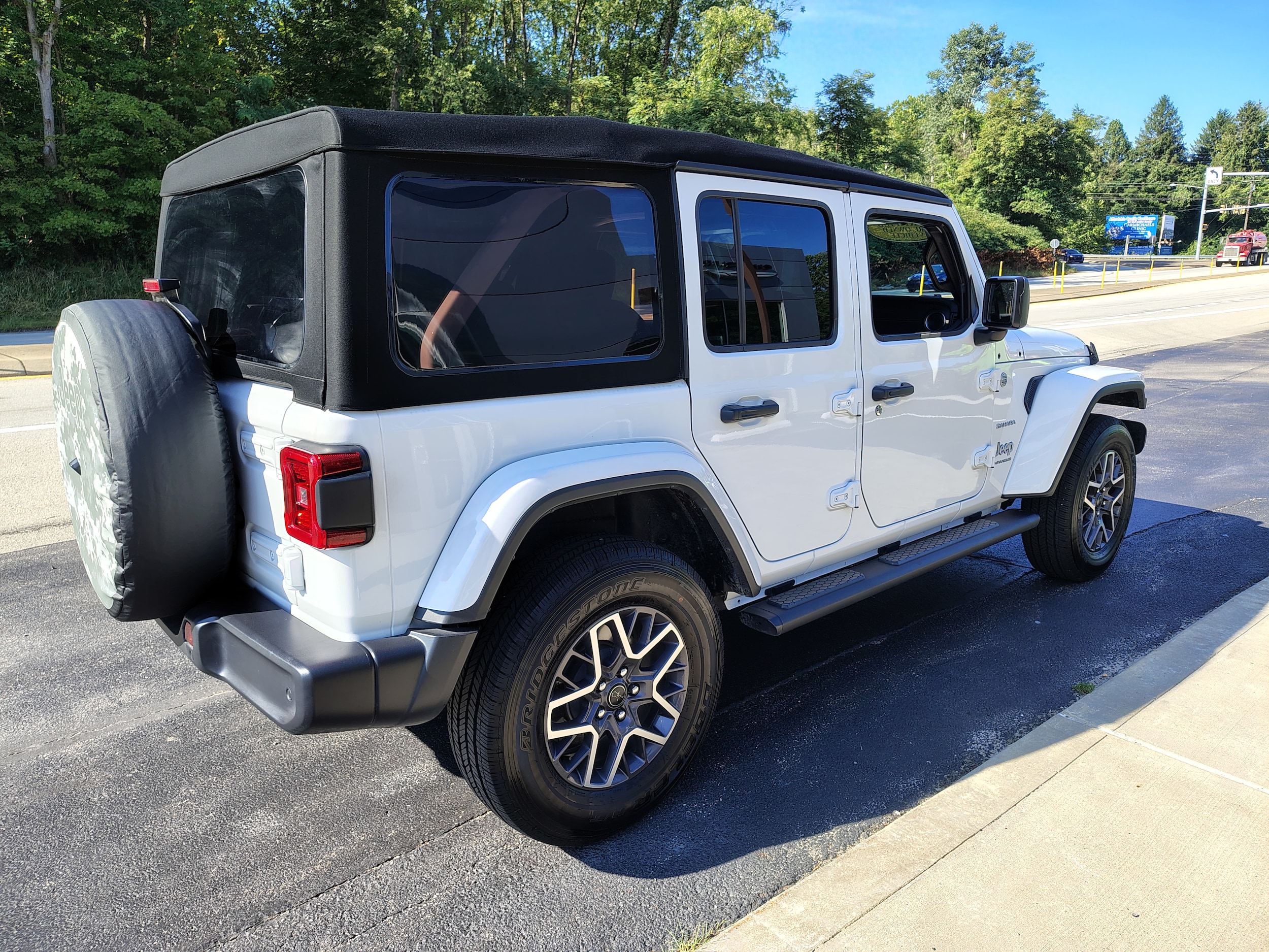 2024 Jeep Wrangler Sahara - 8