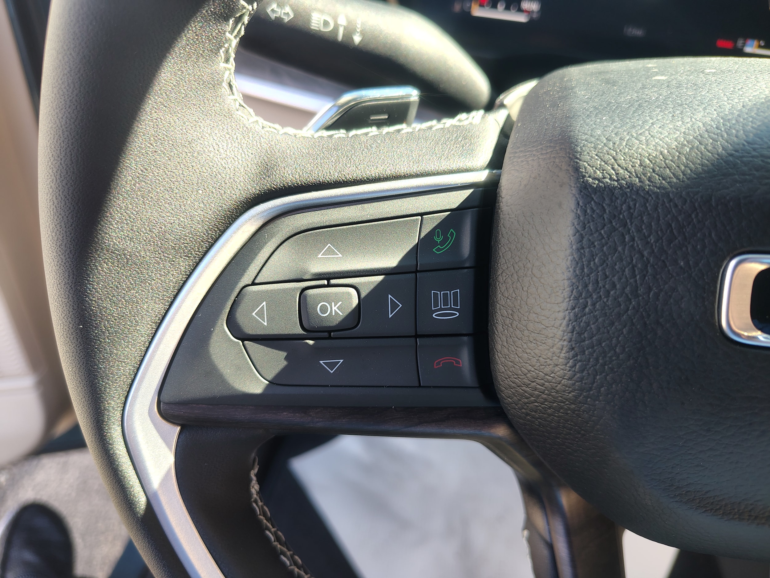 2027 Jeep Grand Cherokee photo 36 of 44