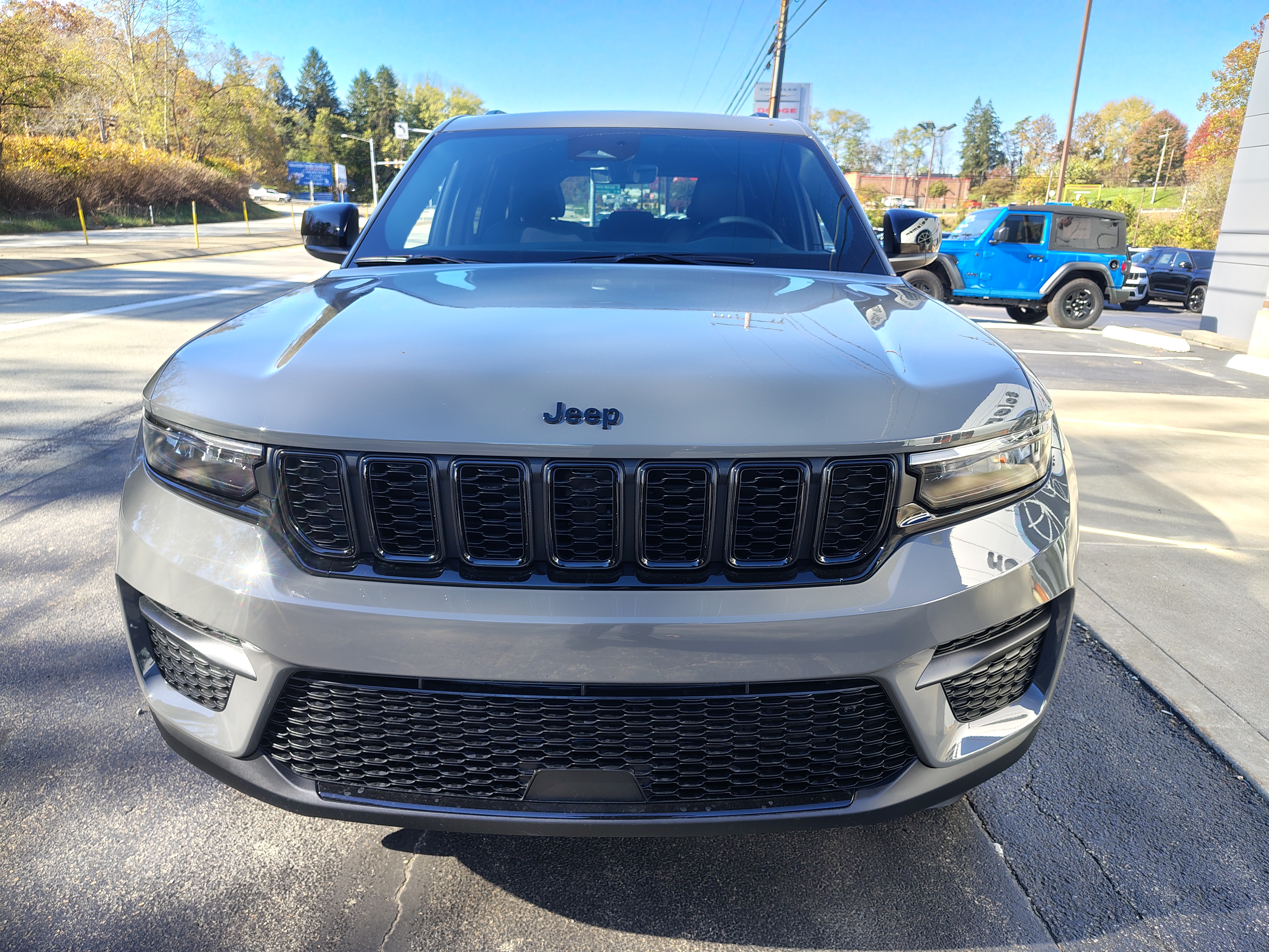 2027 Jeep Grand Cherokee photo 3 of 40