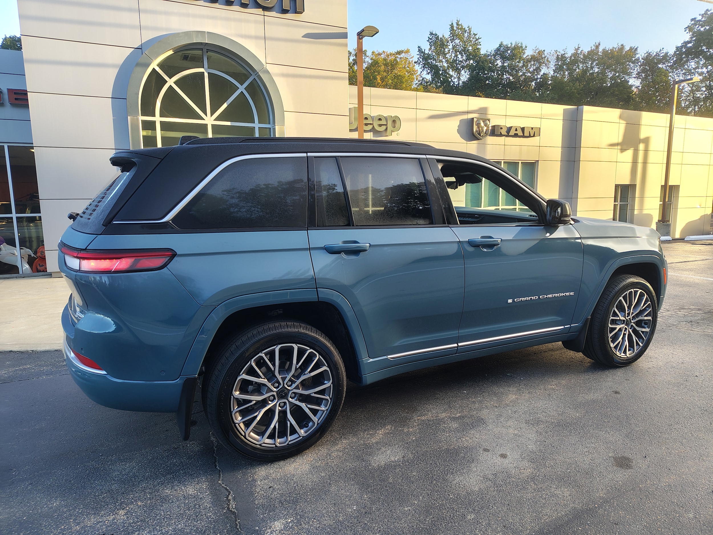 2027 Jeep Grand Cherokee photo 19 of 47