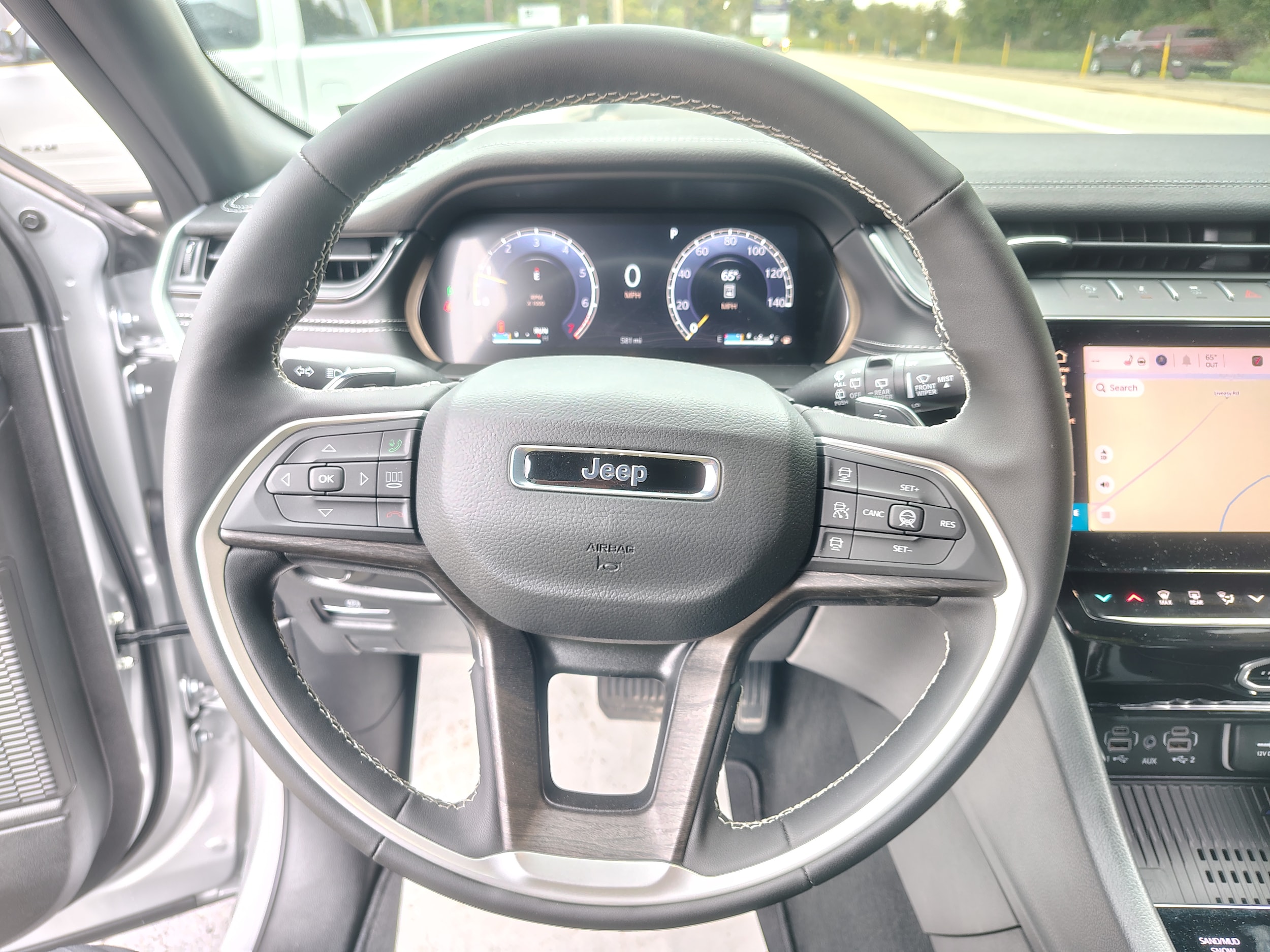 2026 Jeep Grand Cherokee LAREDO ALTITUDE 4X4 Silver Zynith at Three Rivers CJD