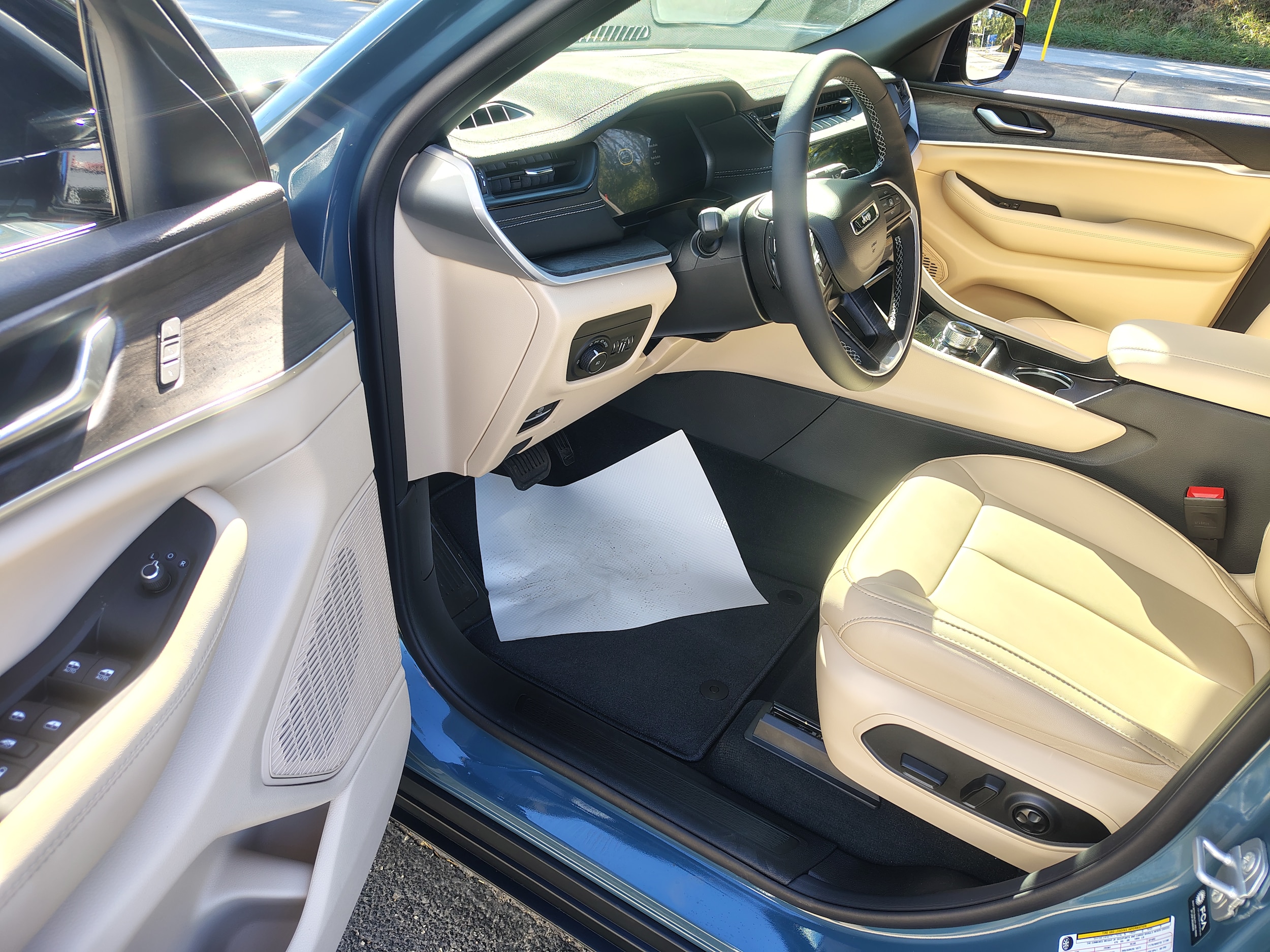2027 Jeep Grand Cherokee photo 23 of 44