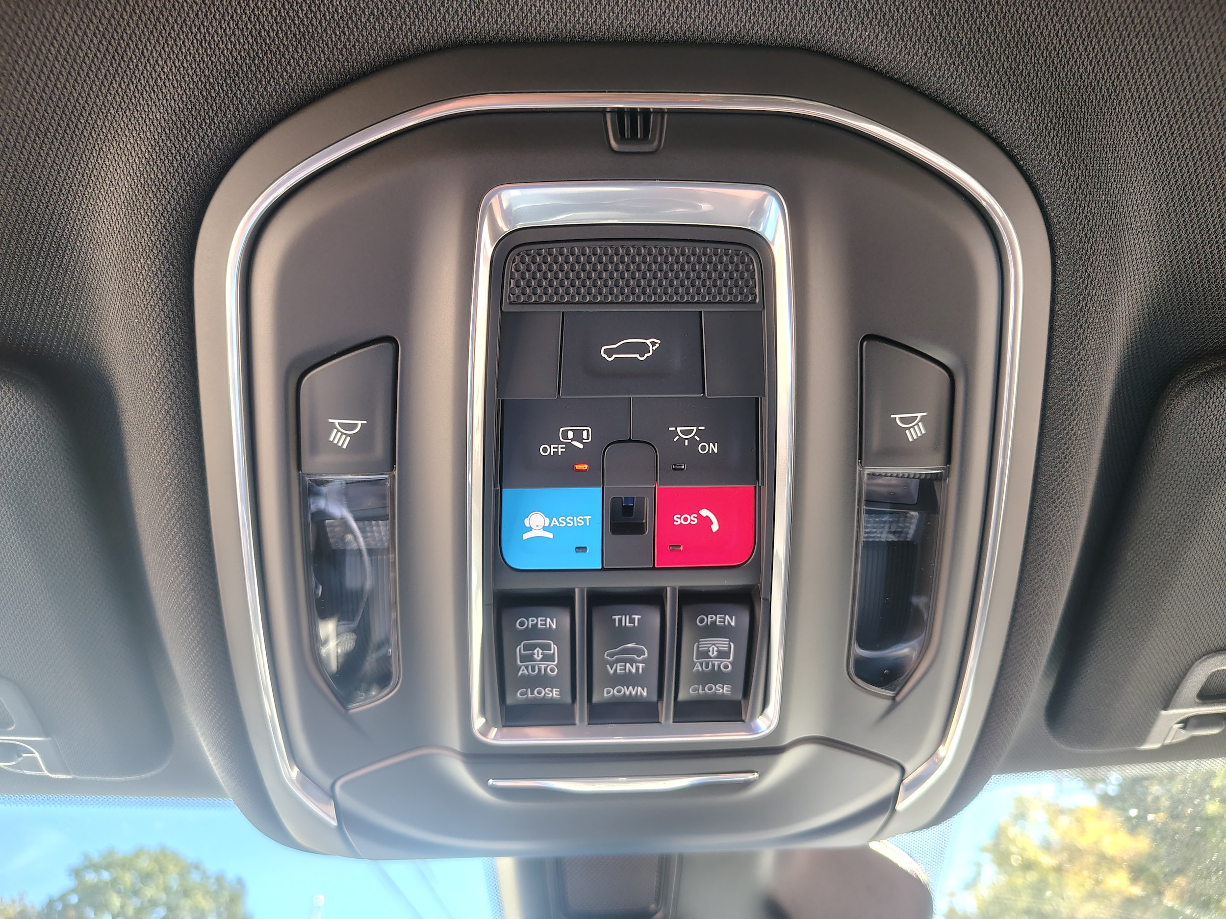 2027 Jeep Grand Cherokee photo 43 of 45