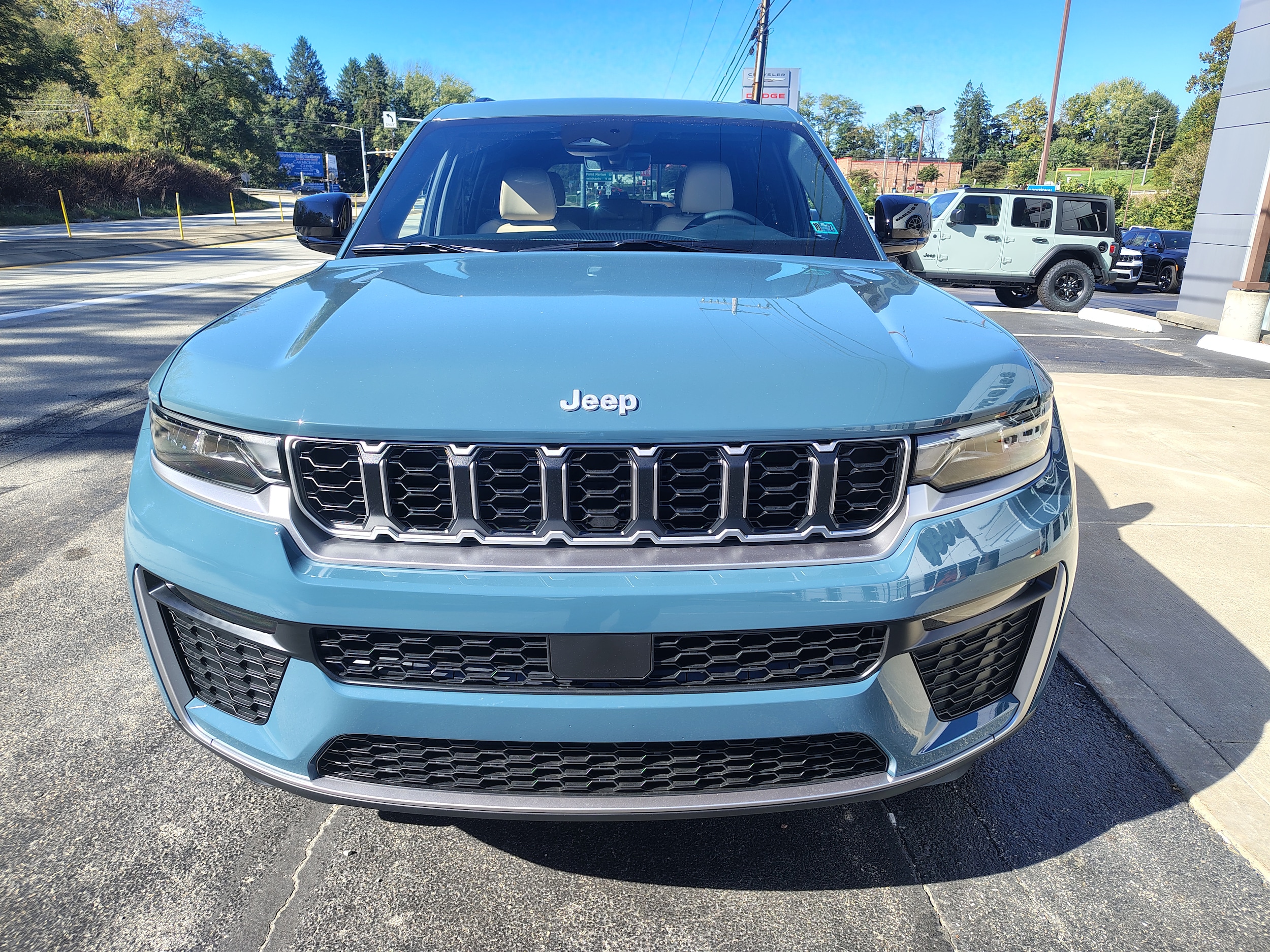 2027 Jeep Grand Cherokee photo 3 of 44