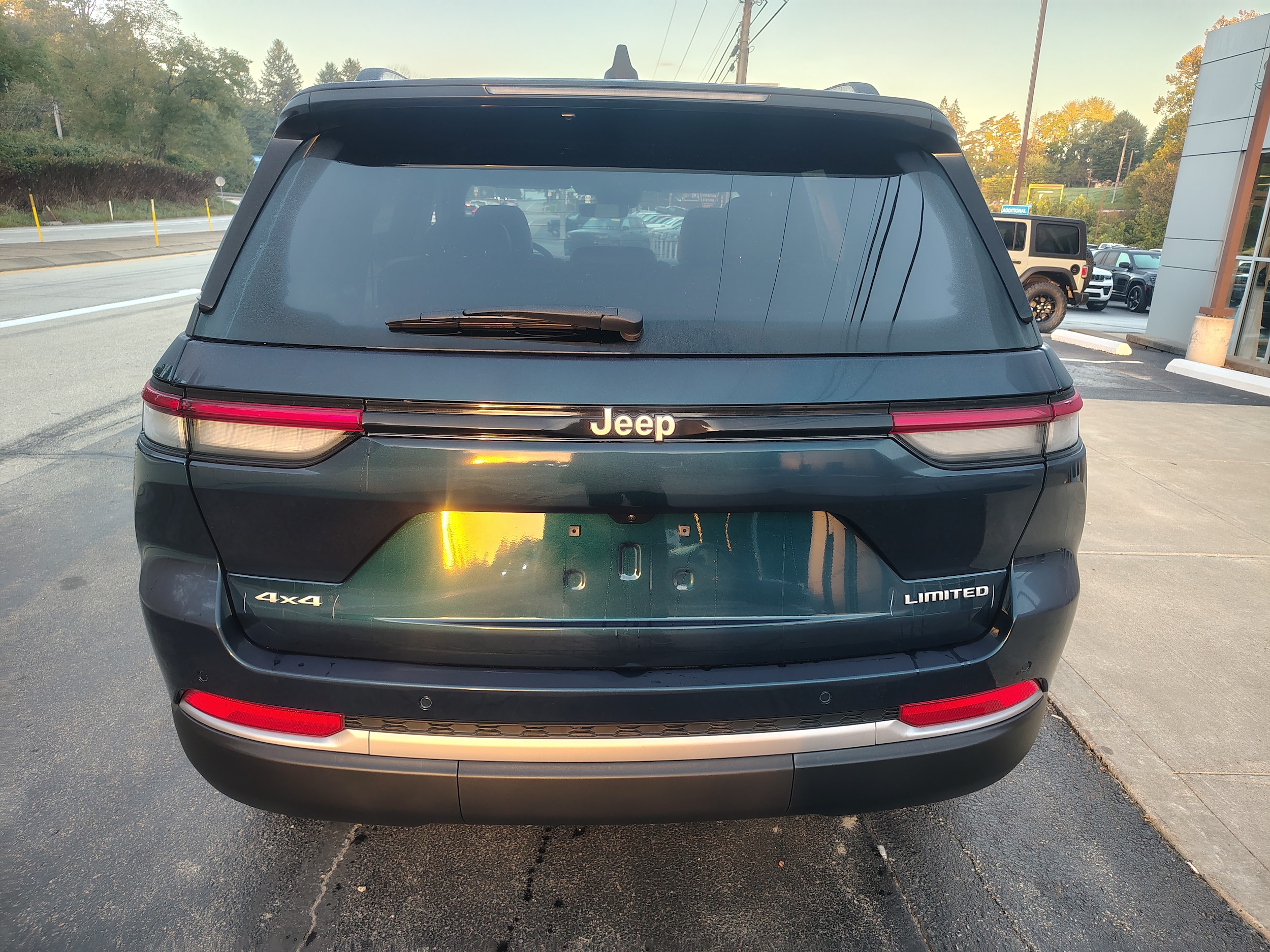 2027 Jeep Grand Cherokee photo 8 of 41