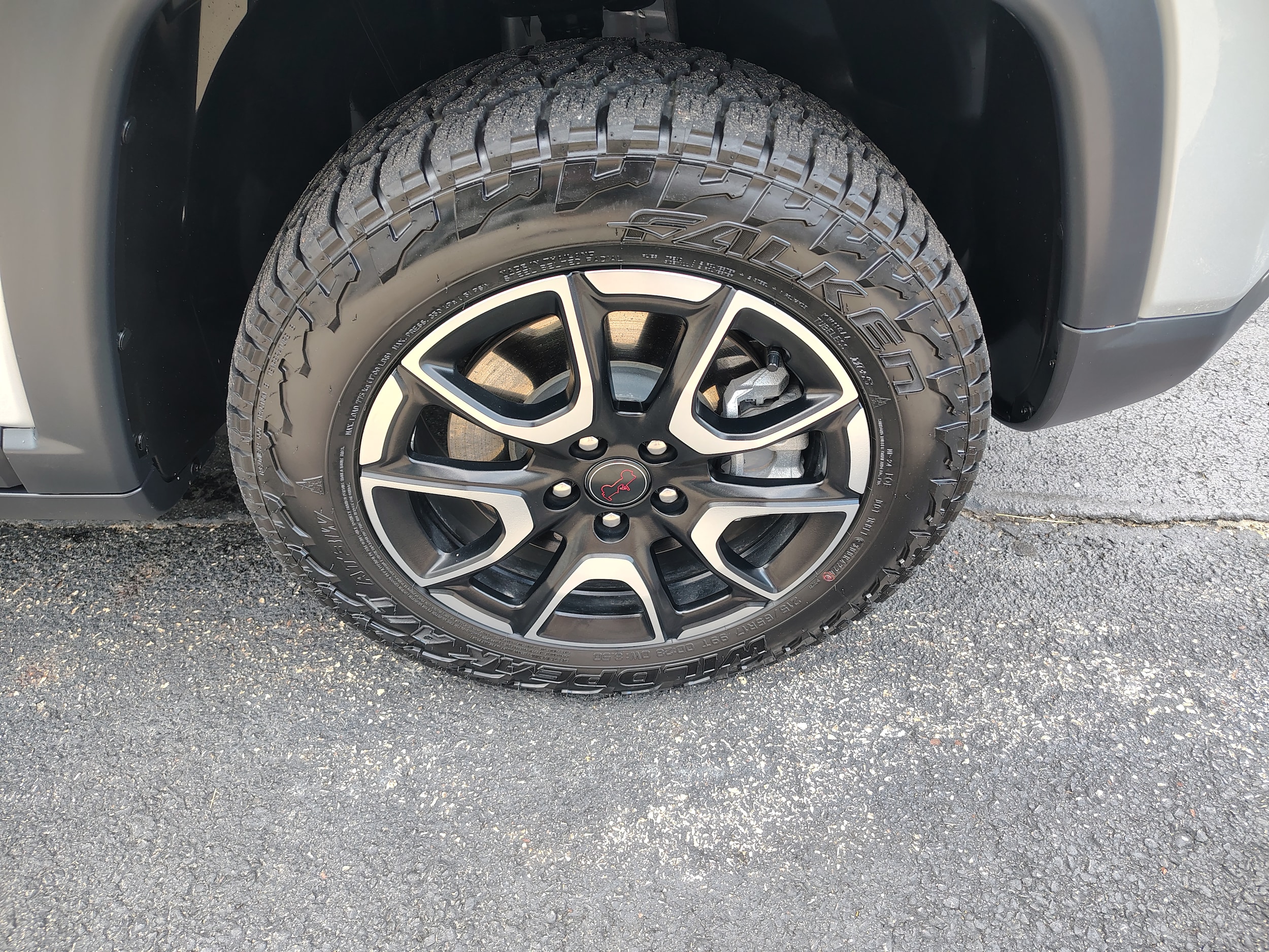 2025 Jeep Compass Trailhawk Silver Zynith Metallic Clearcoat at Solomon CJD Carmichaels