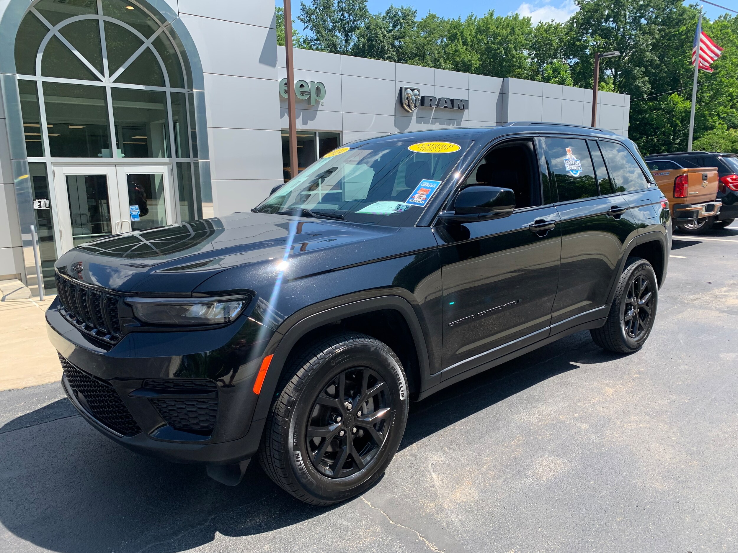 2024 Jeep Grand Cherokee Altitude photo 2