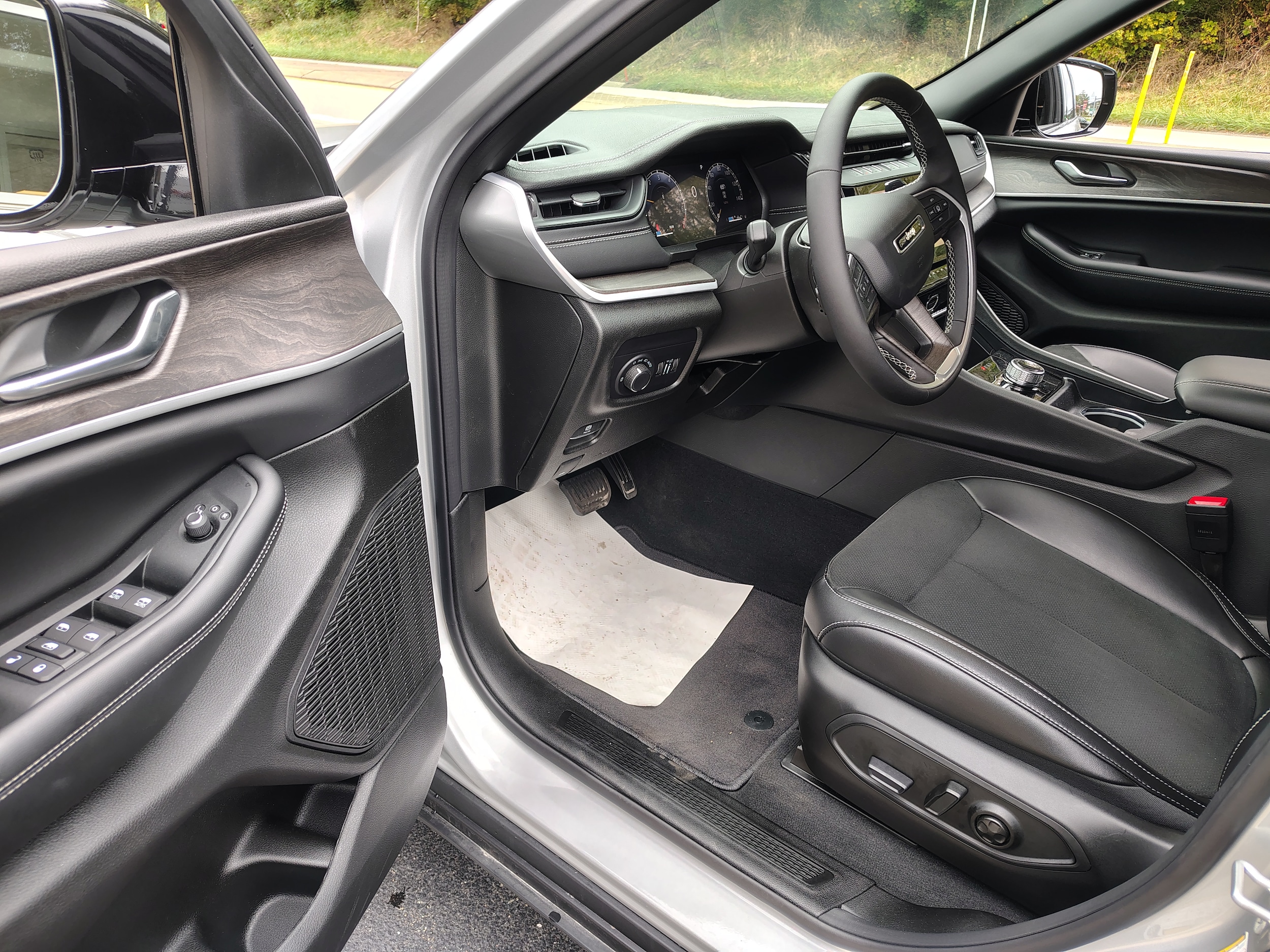 2026 Jeep Grand Cherokee LAREDO ALTITUDE 4X4 Silver Zynith at Three Rivers CJD