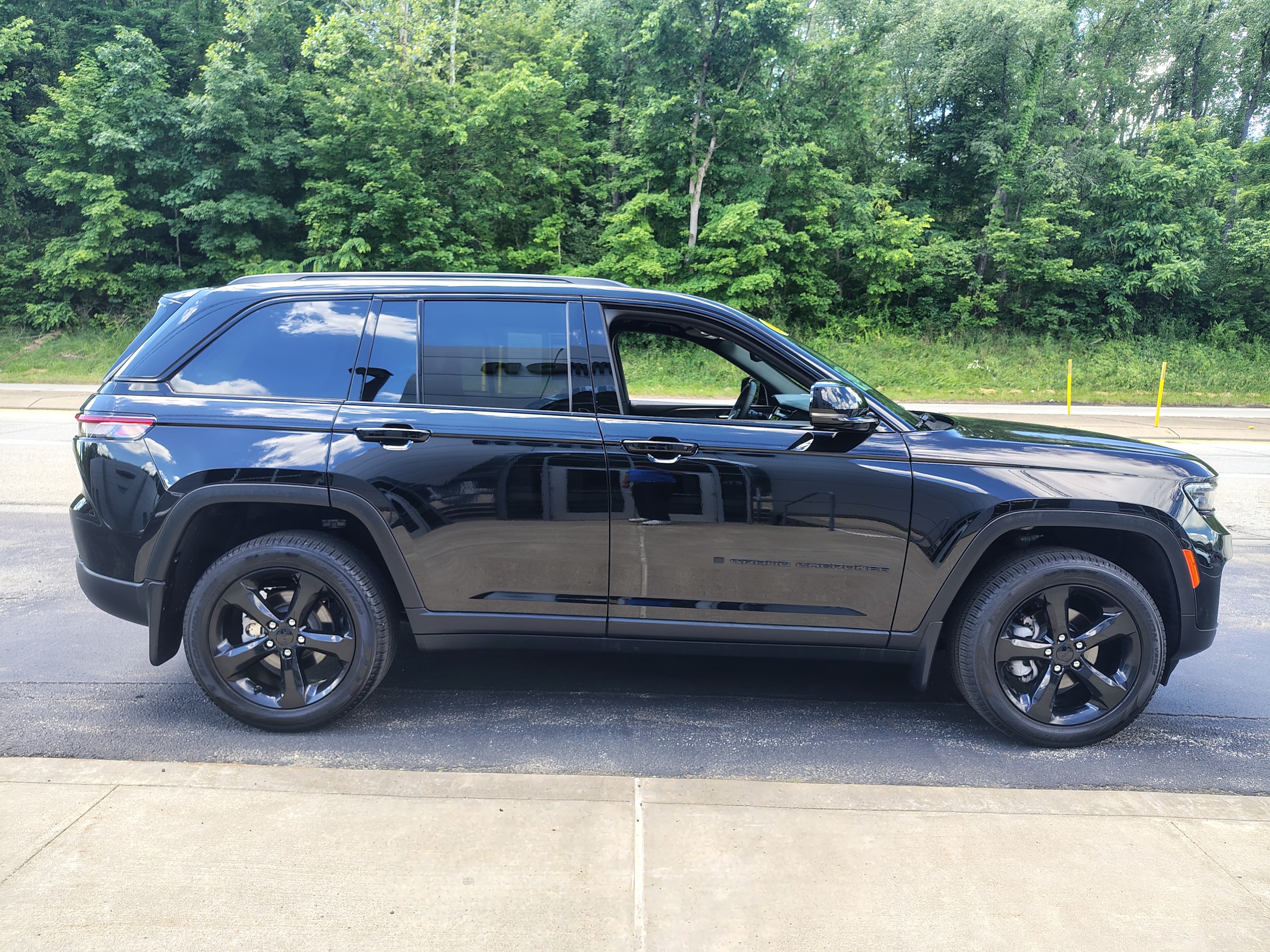 2024 Jeep Grand Cherokee Limited Diamond Black Crystal Pearlcoat at Solomon CJD Carmichaels