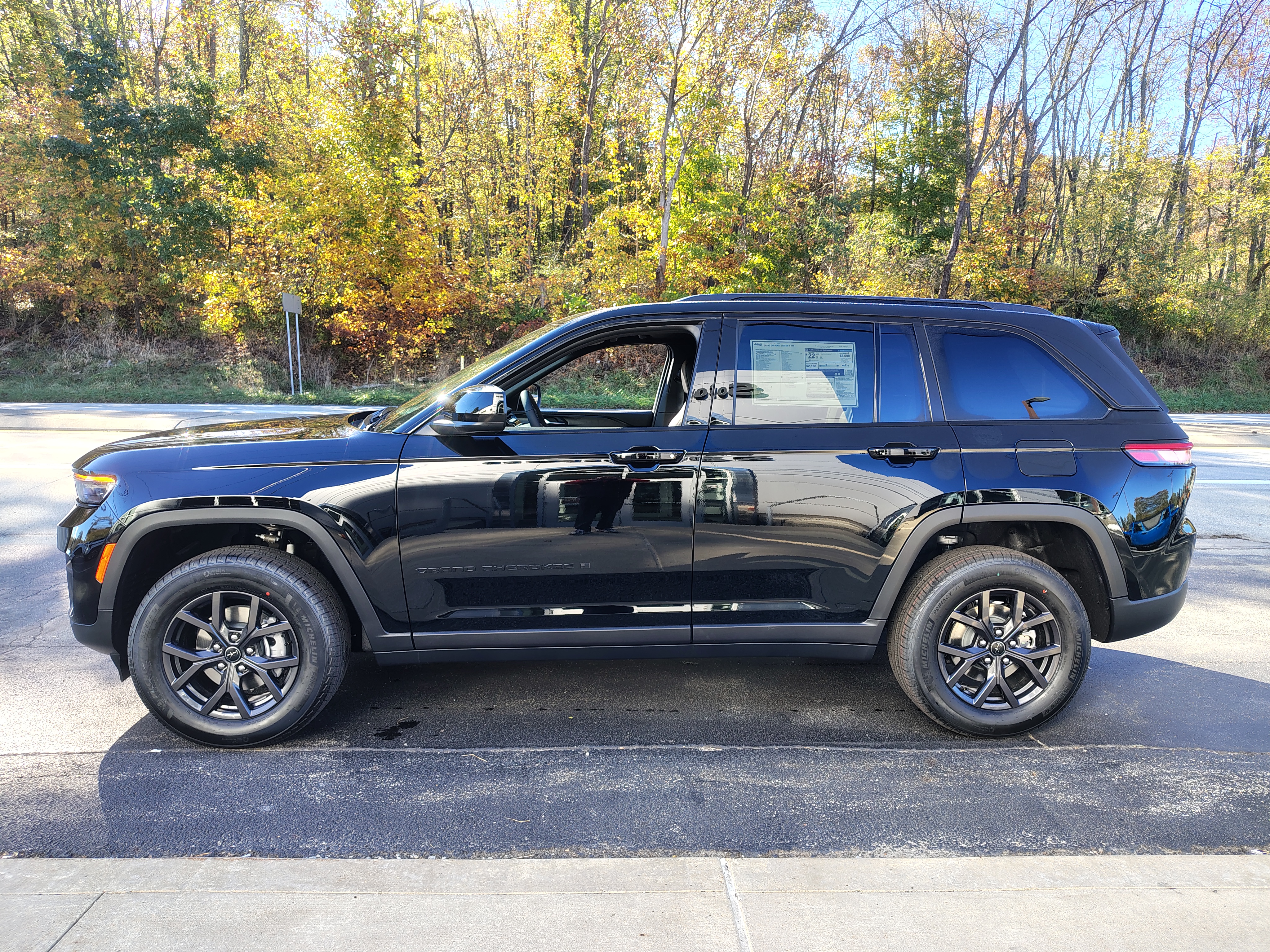2027 Jeep Grand Cherokee photo 6 of 39
