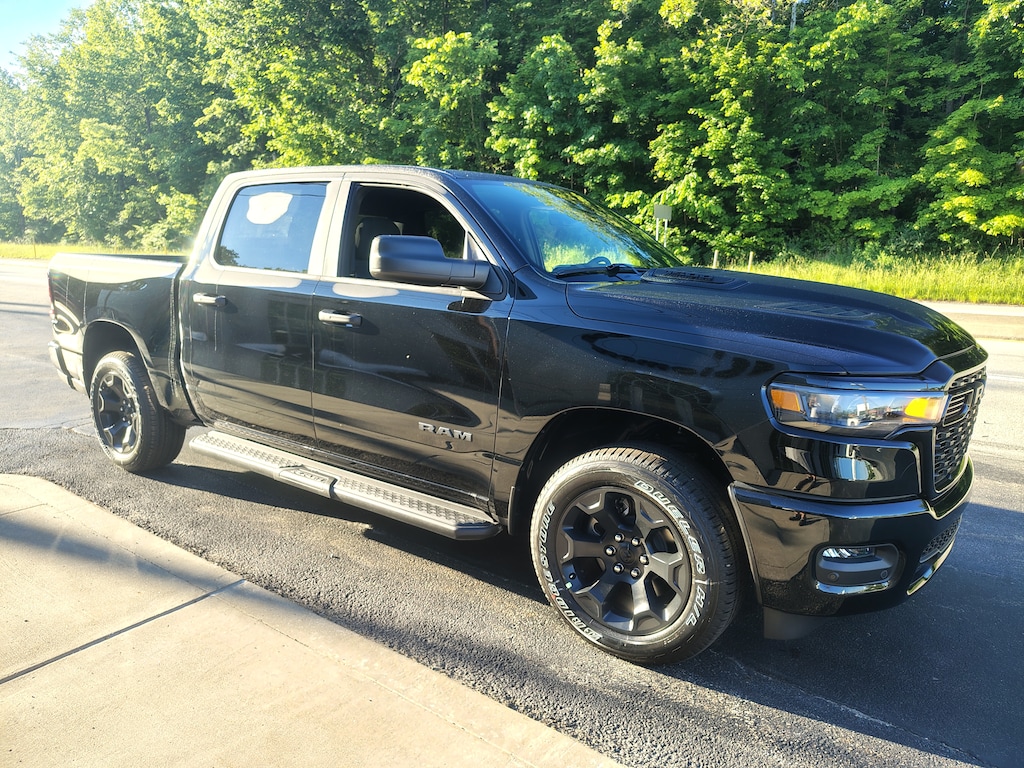 New 2026 Ram 1500 EXPRESS CREW CAB 4X4 5'7 BOX Pickup