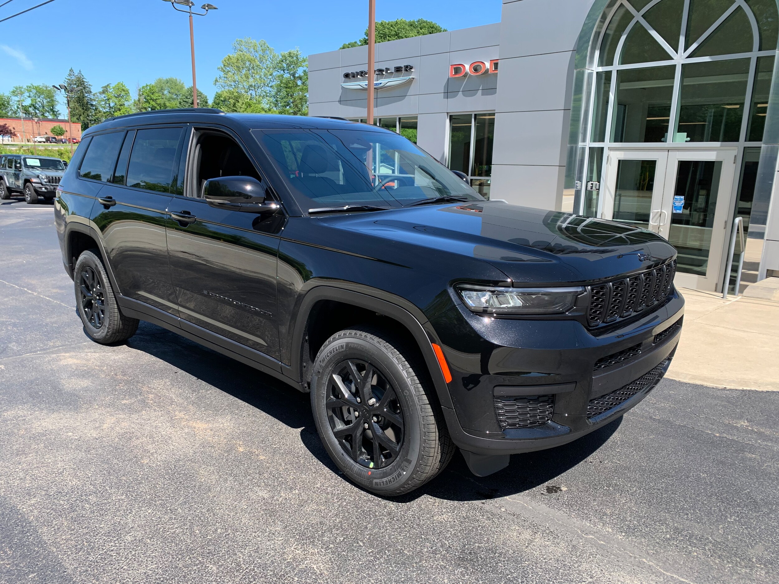 2025 Jeep Grand Cherokee Altitude photo 2
