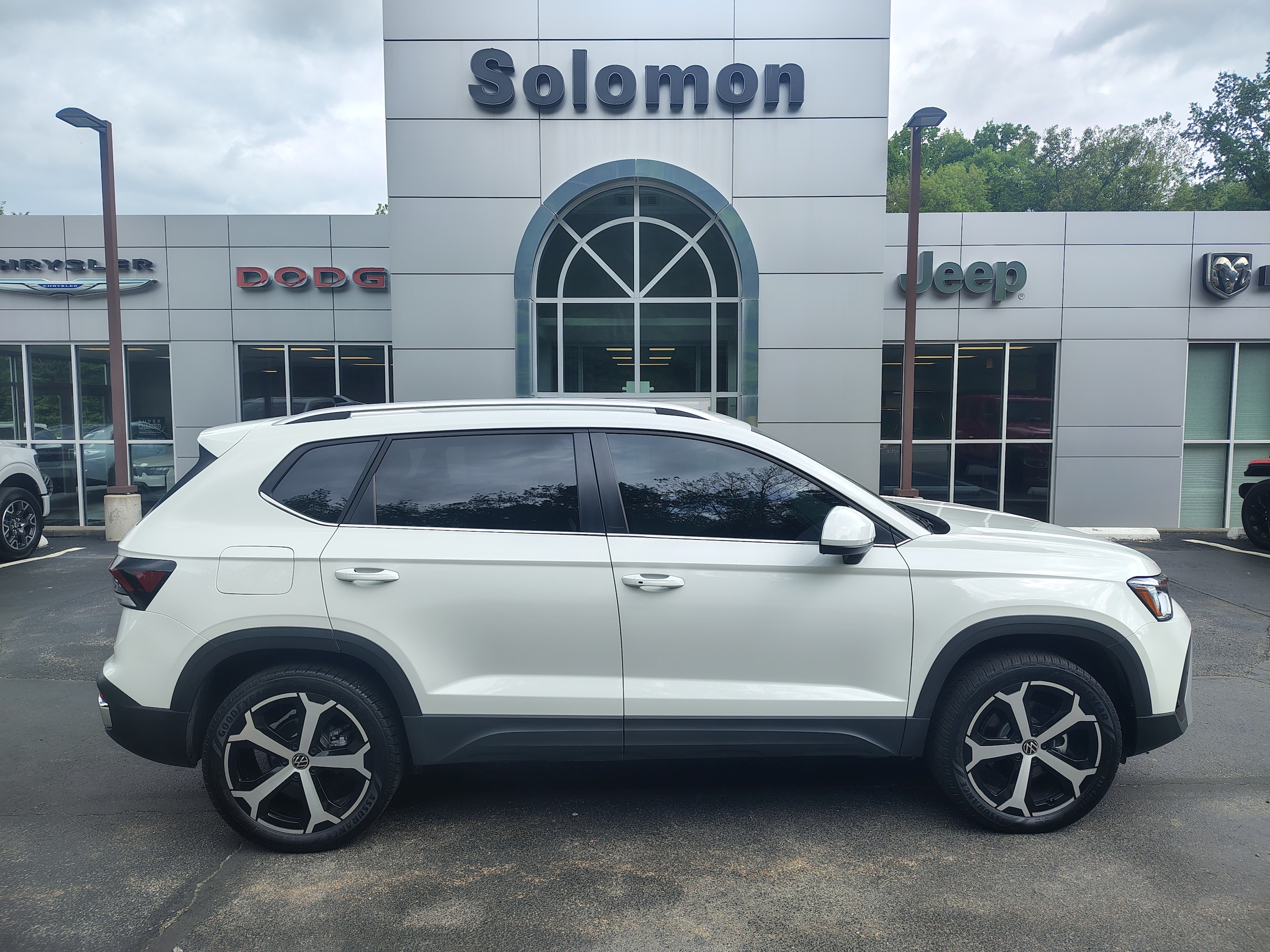 2025 Volkswagen Taos 1.5T SEL 4Motion's photo