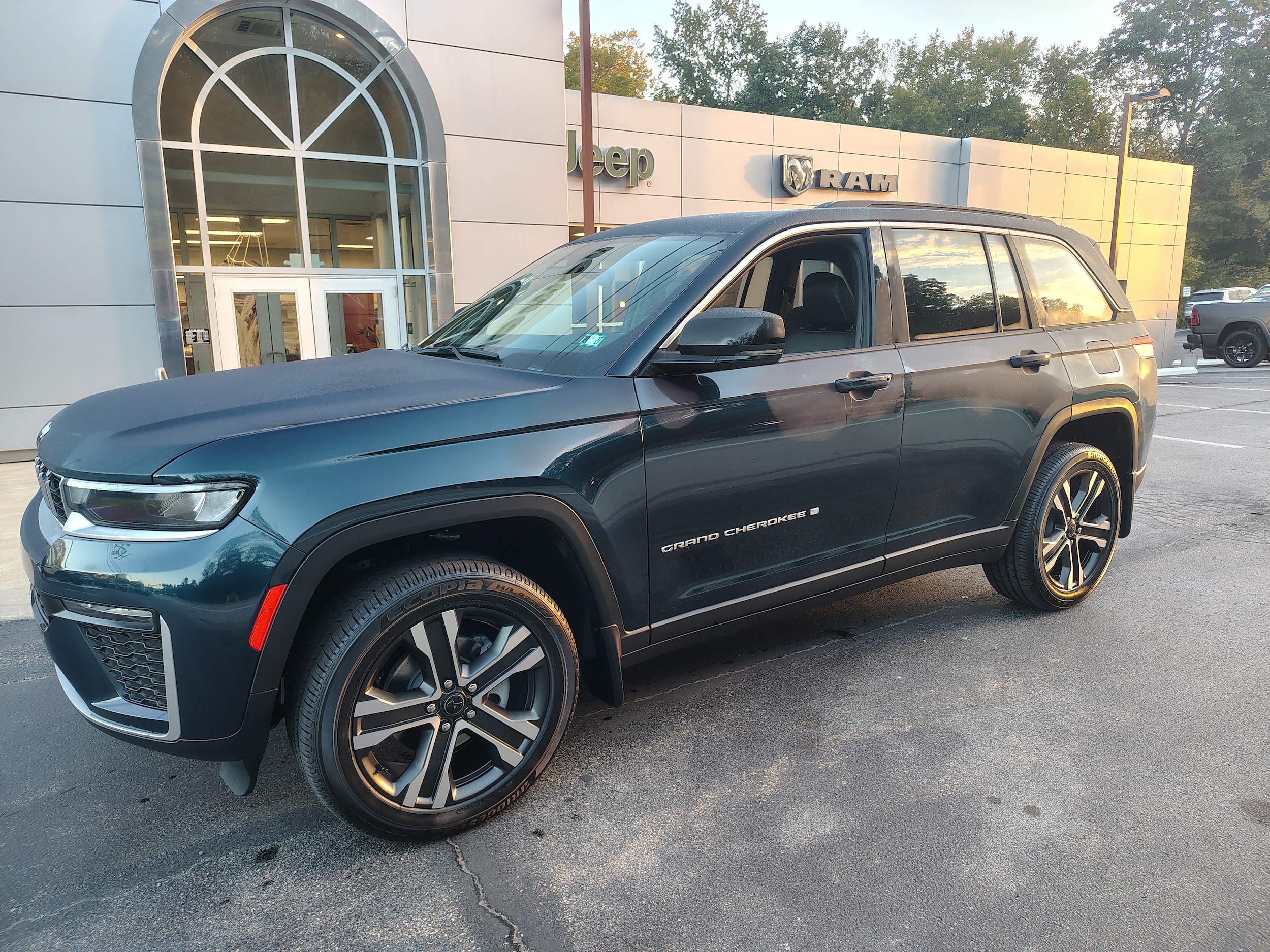 2027 Jeep Grand Cherokee photo 2 of 41