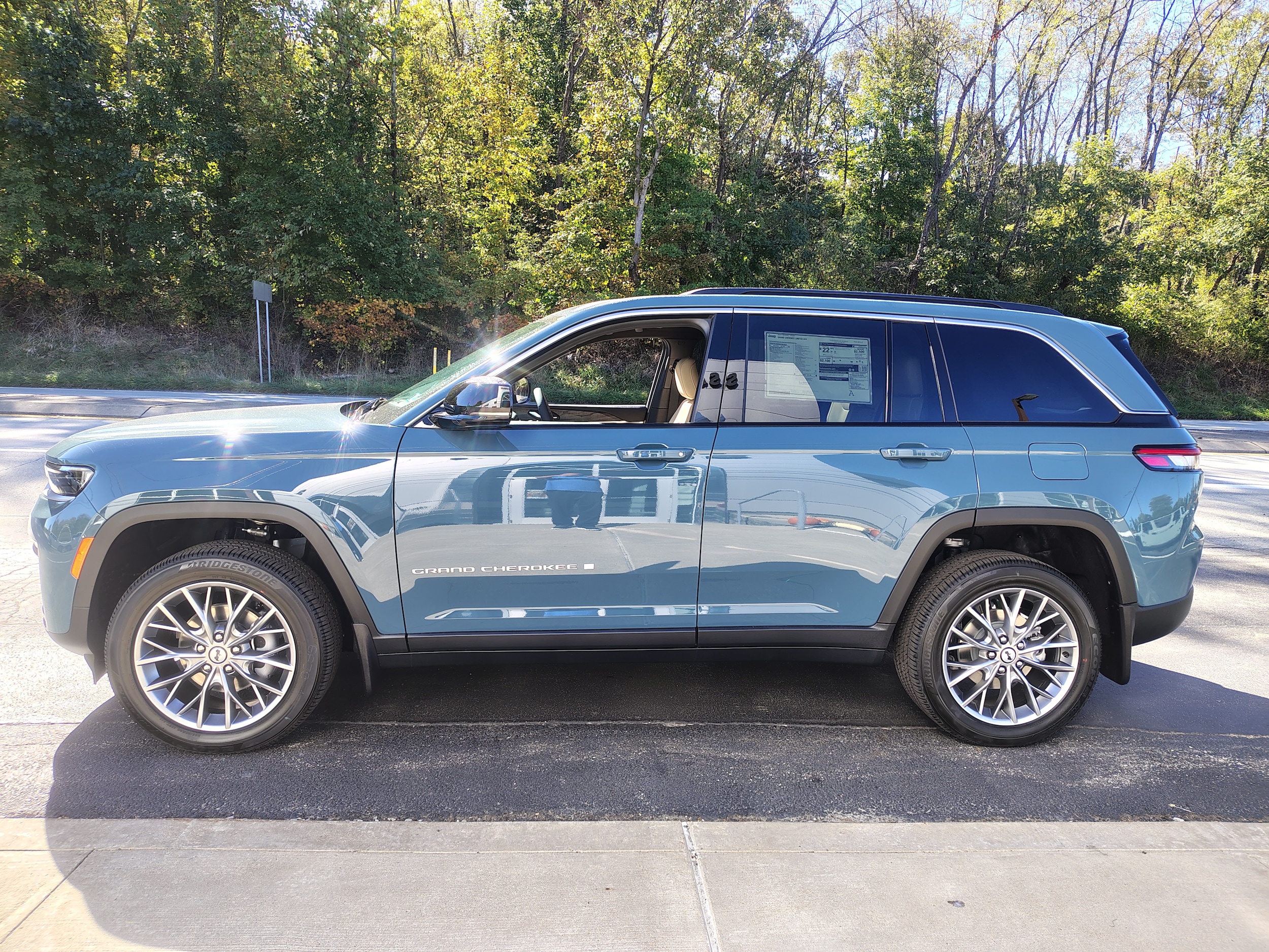 2027 Jeep Grand Cherokee photo 6 of 44