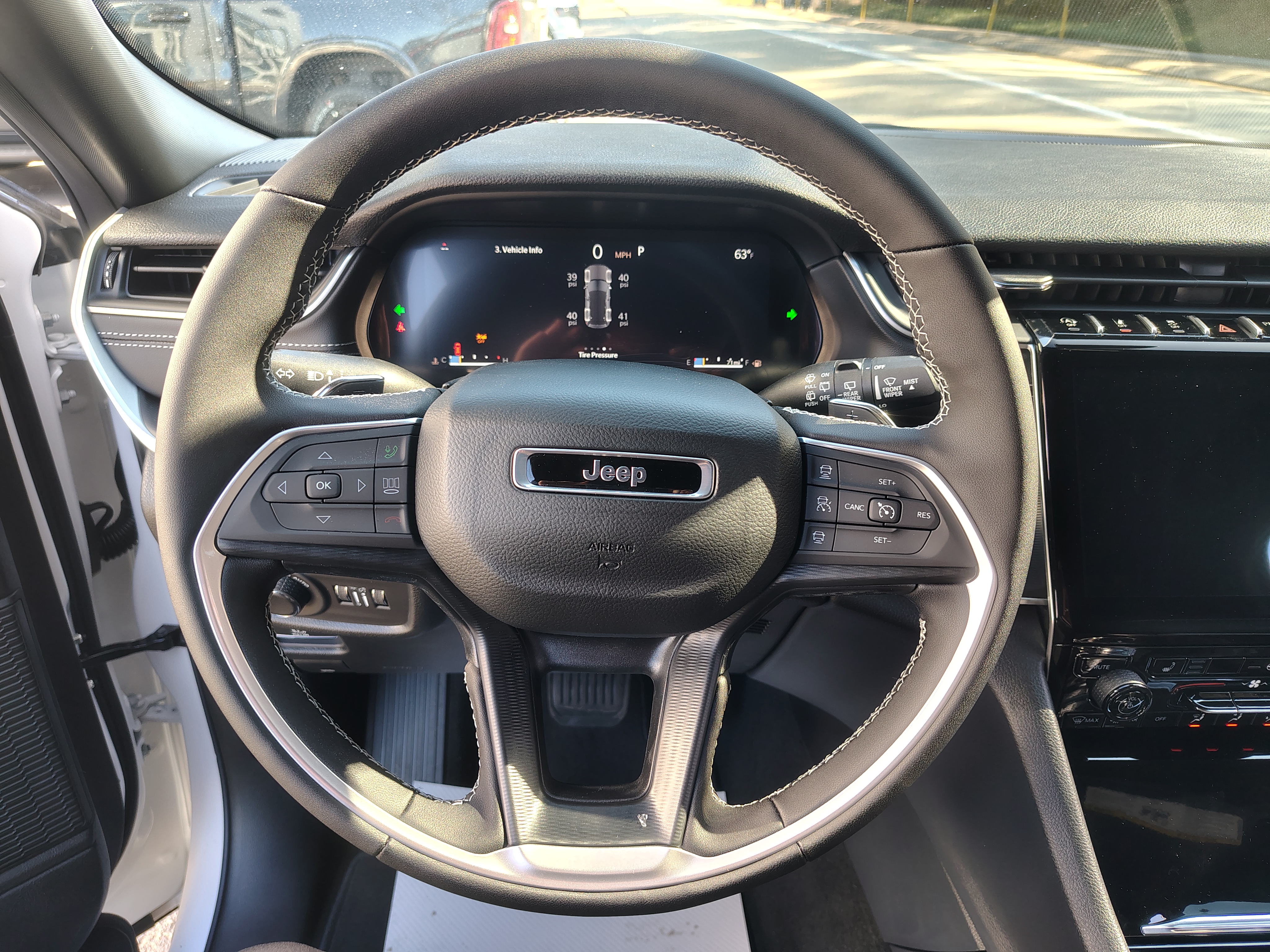 2027 Jeep Grand Cherokee photo 32 of 39