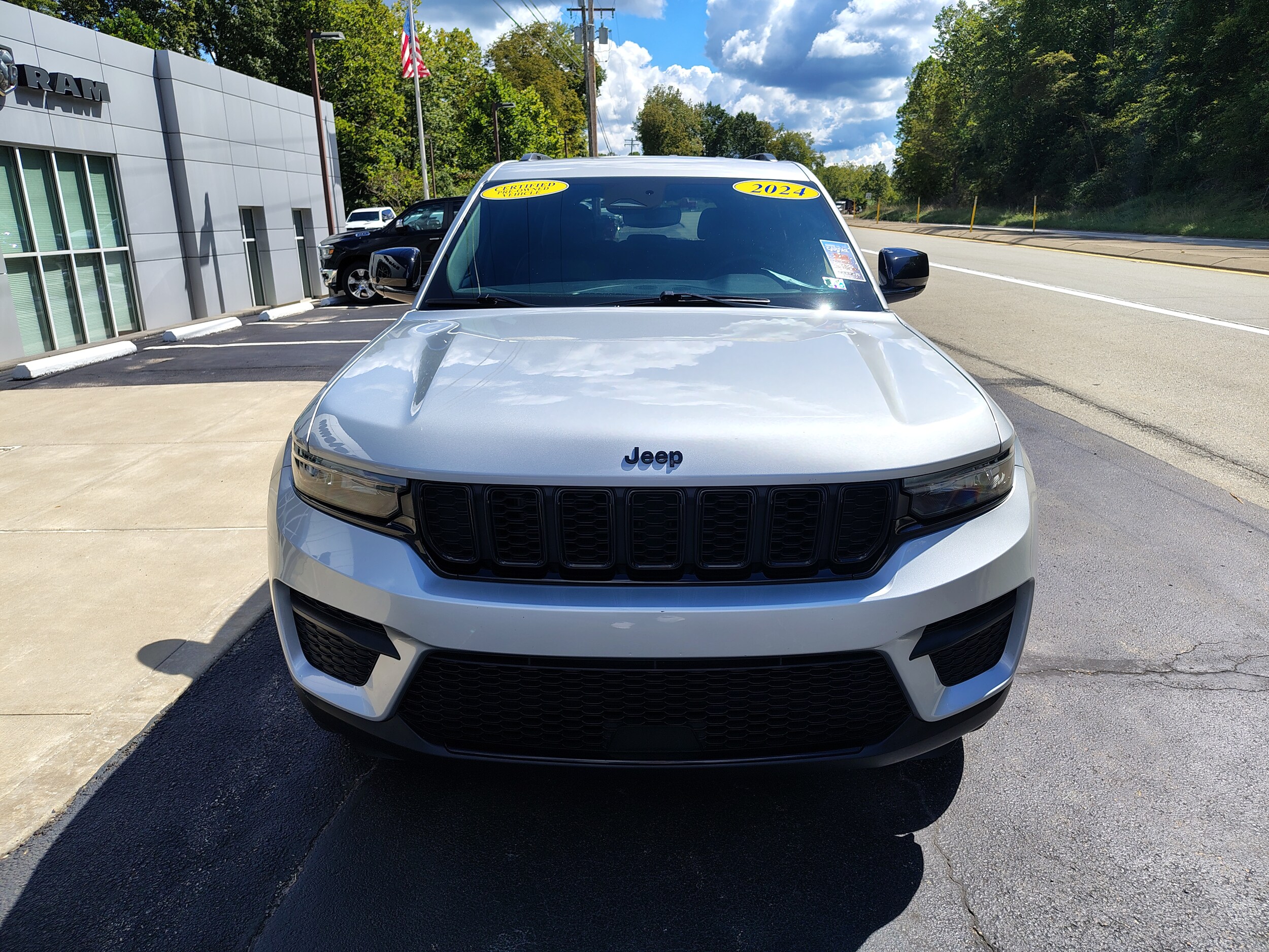 2024 Jeep Grand Cherokee Altitude photo 3