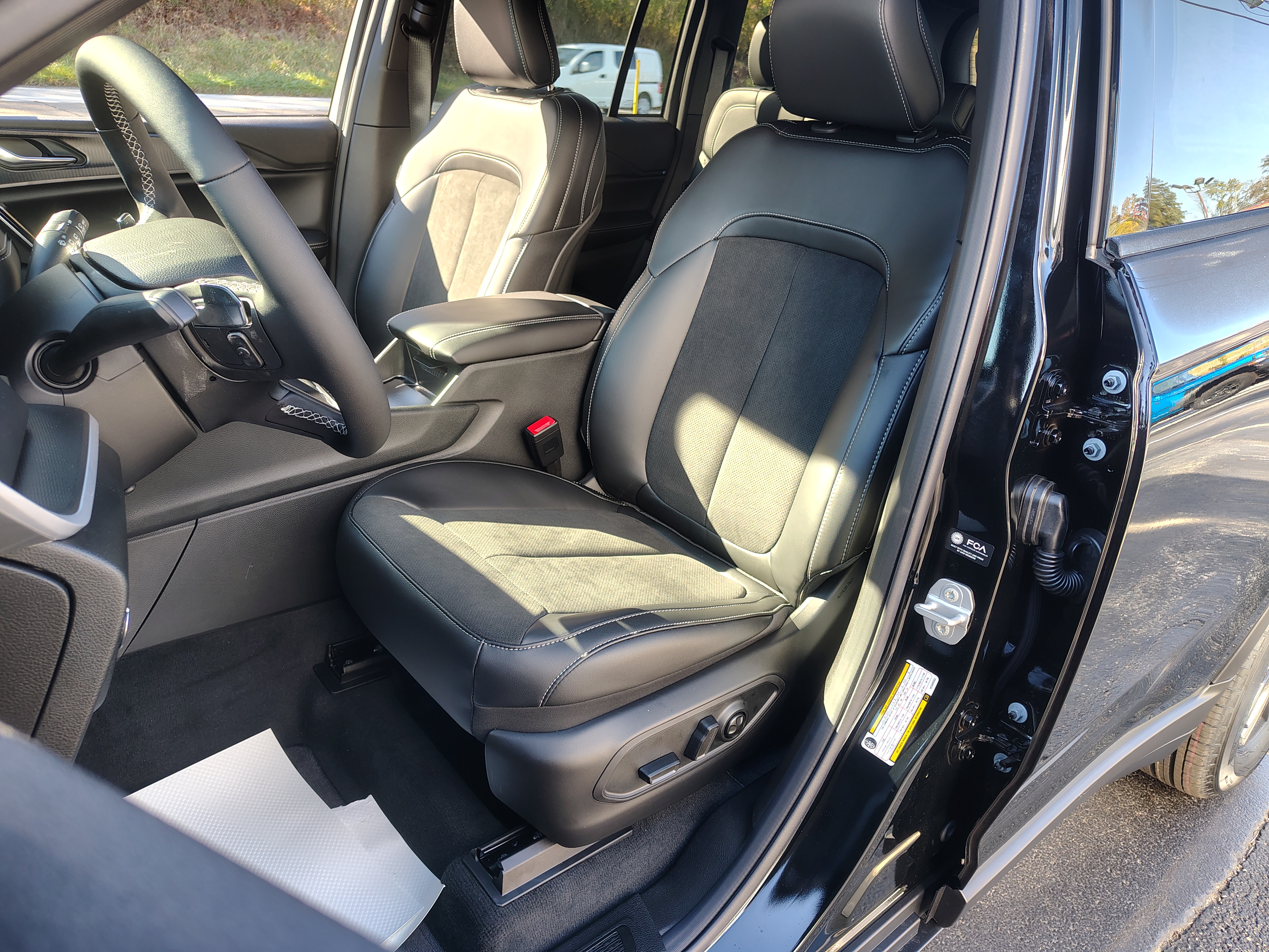 2027 Jeep Grand Cherokee photo 18 of 39