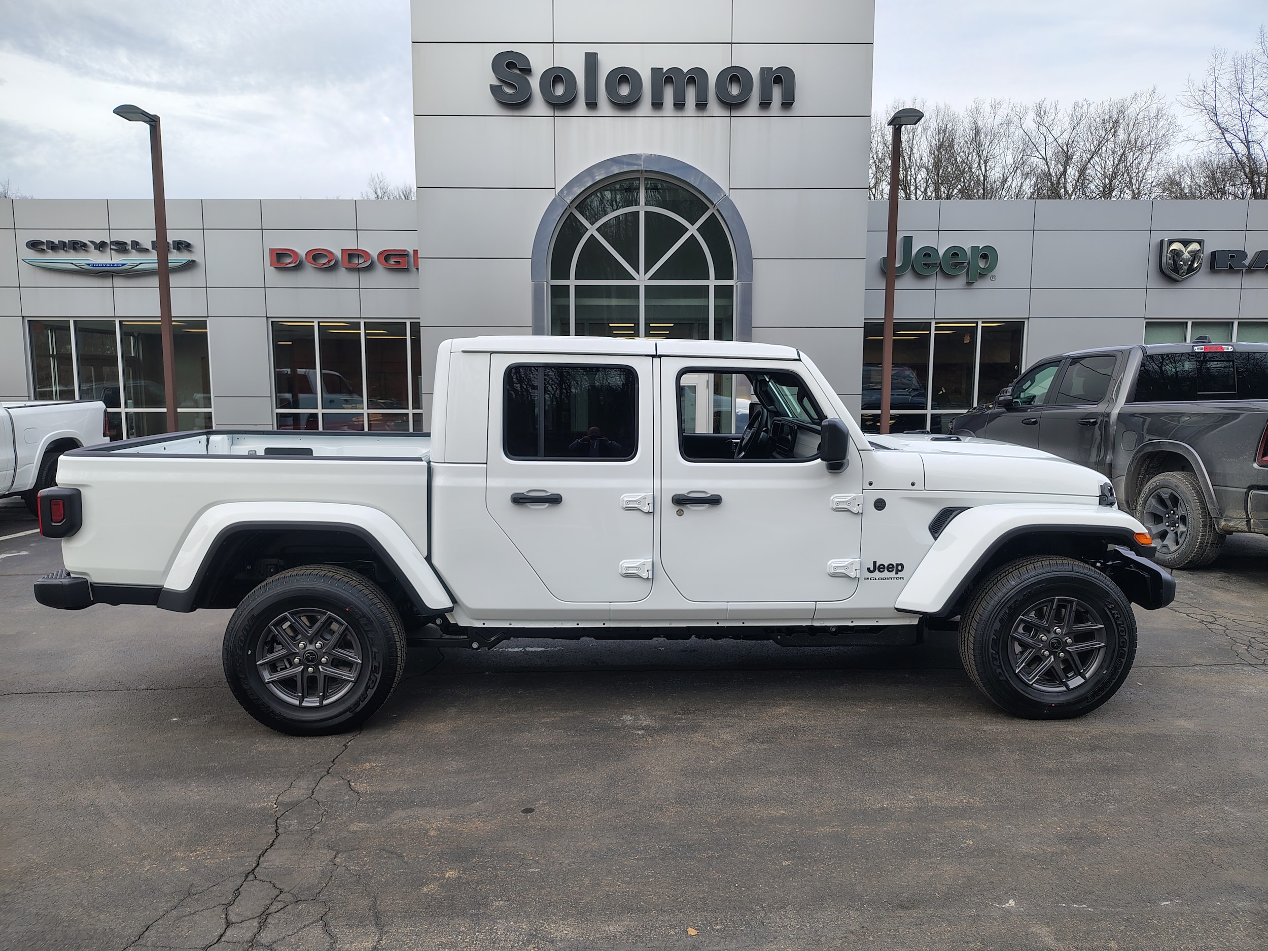 2026 Jeep Gladiator Sport S's photo