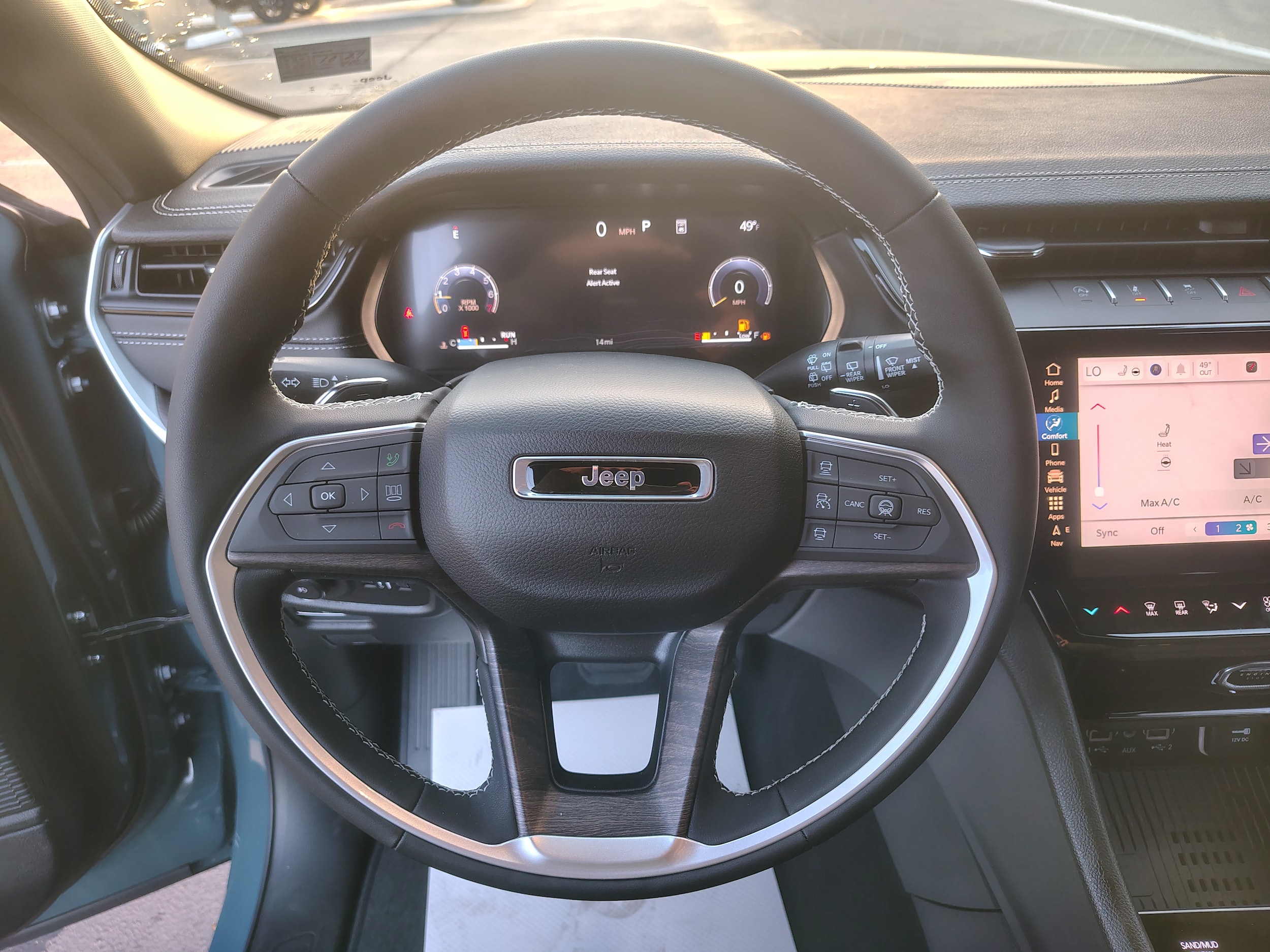2027 Jeep Grand Cherokee photo 35 of 43