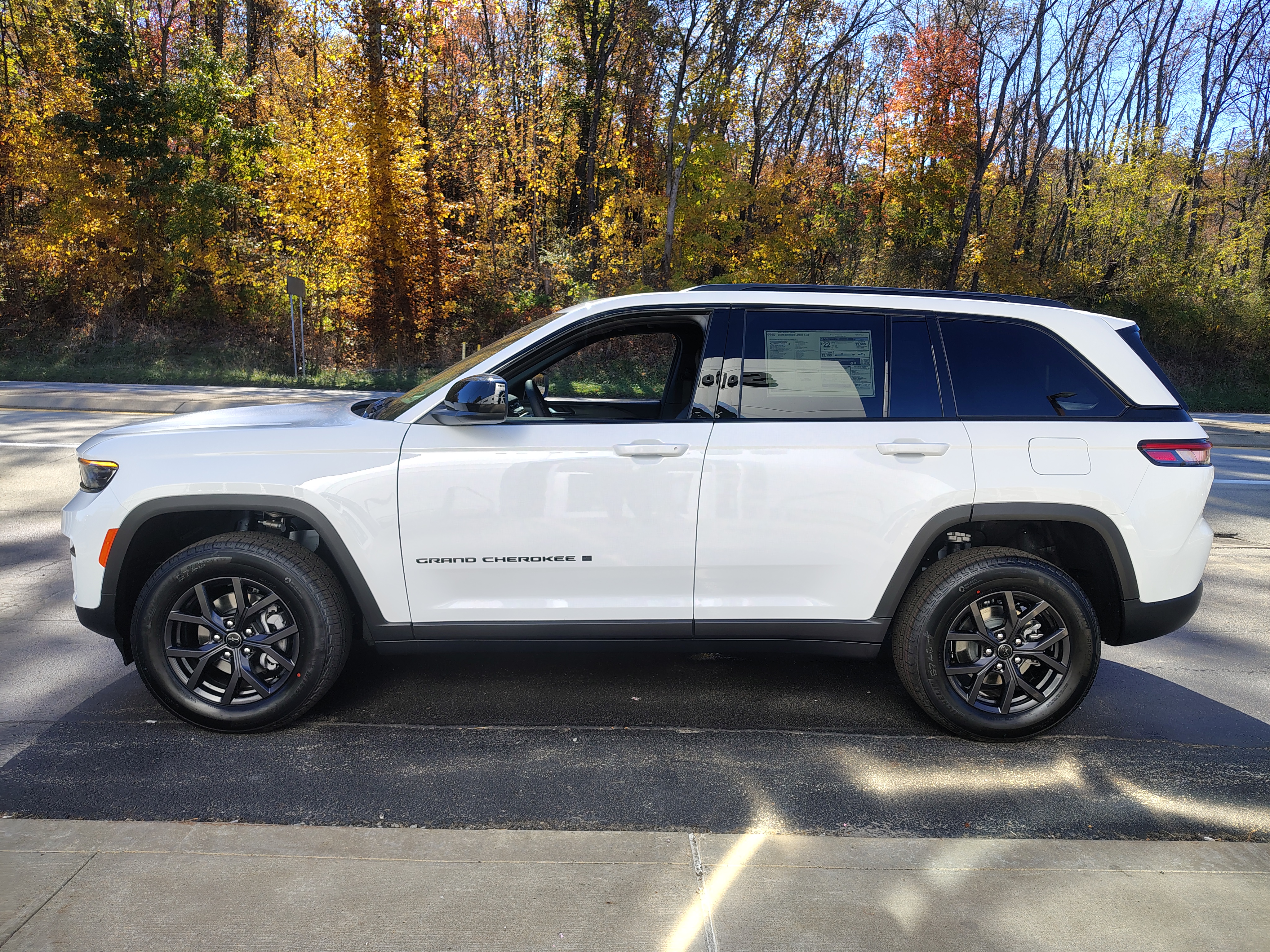 2027 Jeep Grand Cherokee photo 6 of 39