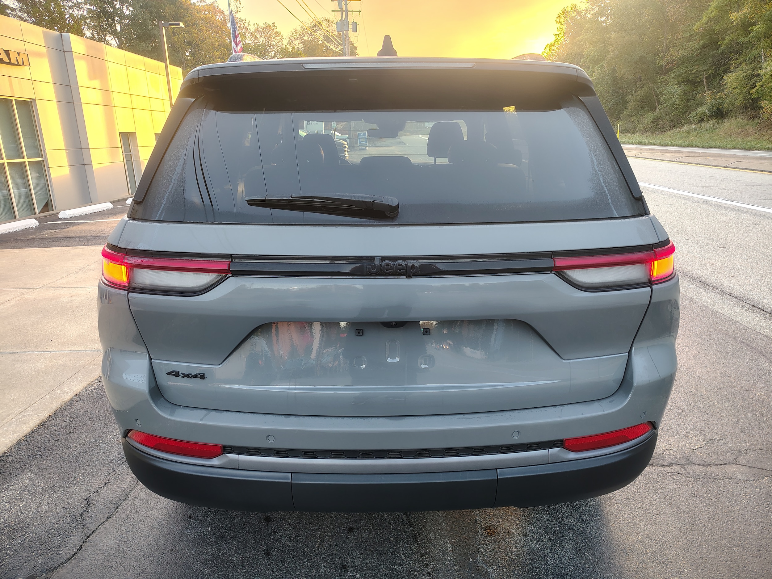 2027 Jeep Grand Cherokee photo 8 of 43