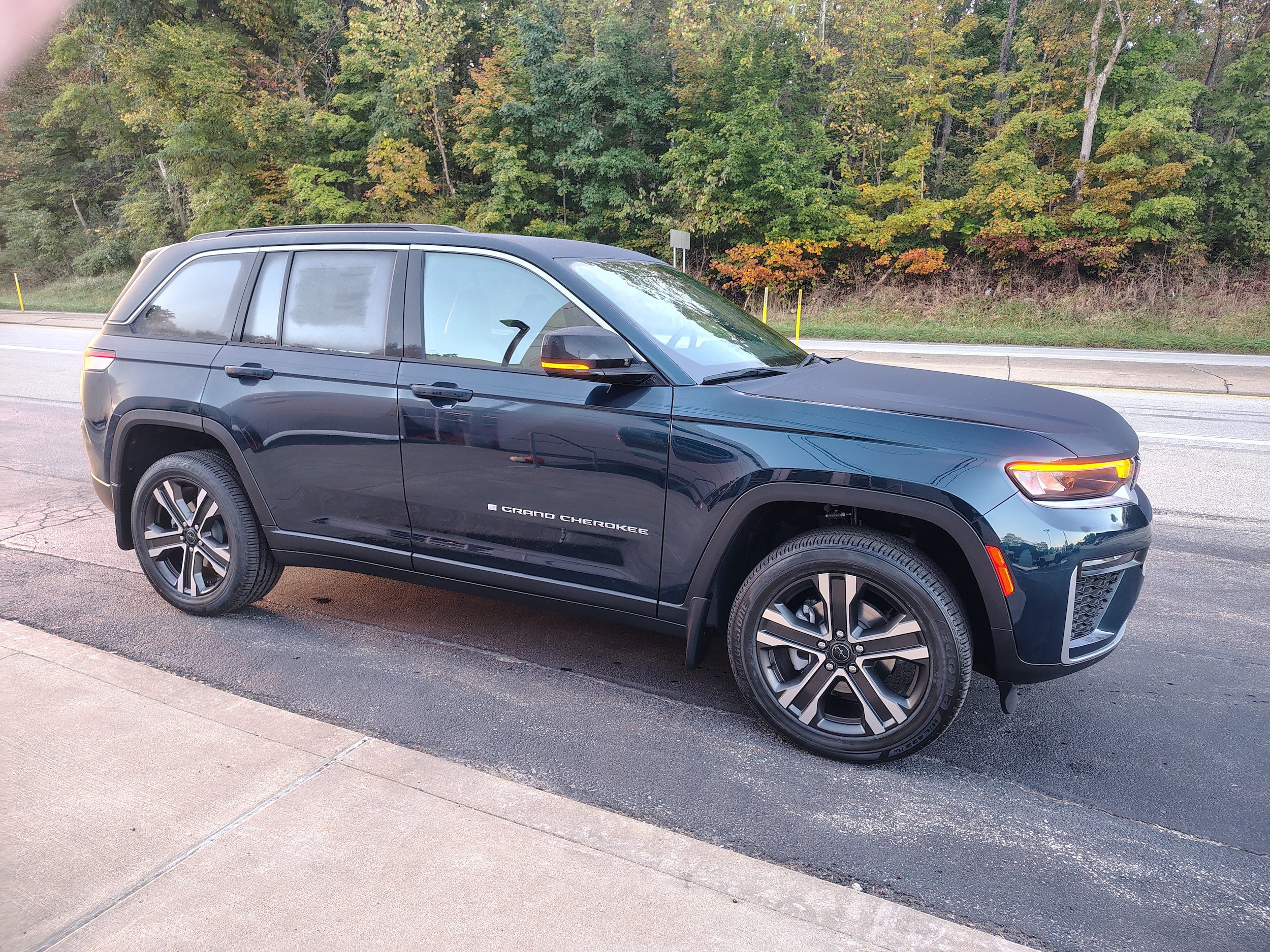 2027 Jeep Grand Cherokee photo 4 of 41