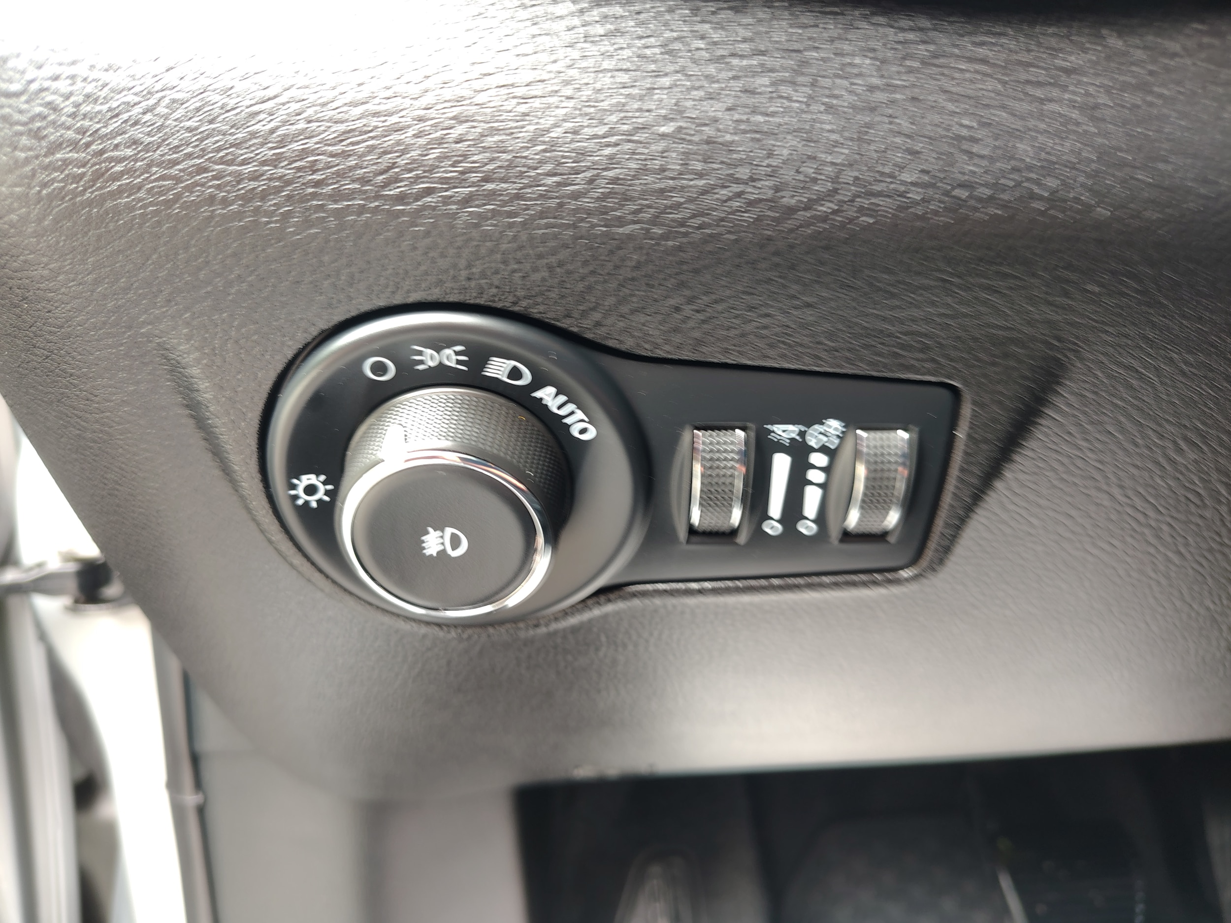 2025 Jeep Compass Trailhawk Silver Zynith Metallic Clearcoat at Solomon CJD Carmichaels