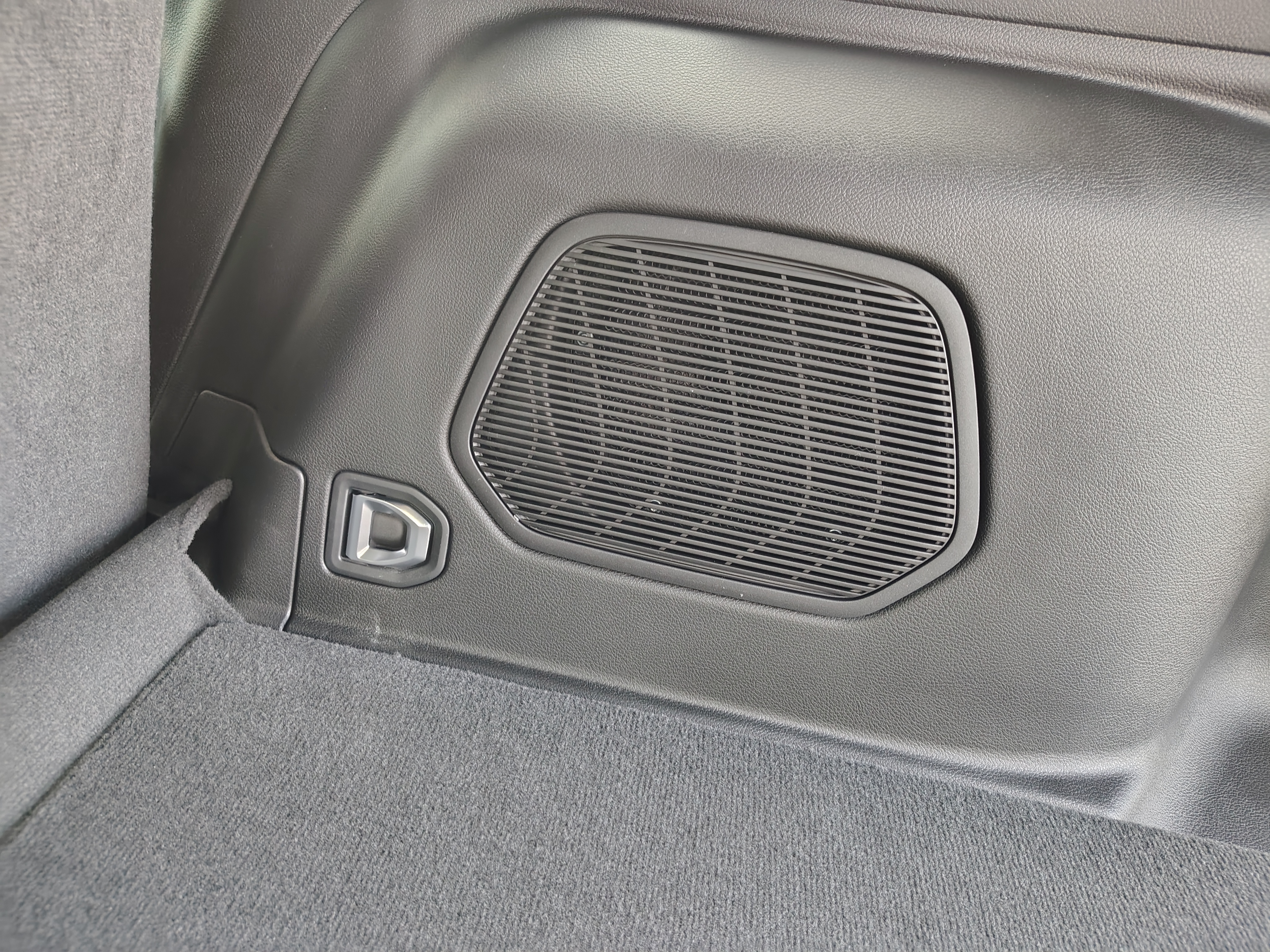 2027 Jeep Grand Cherokee photo 12 of 42