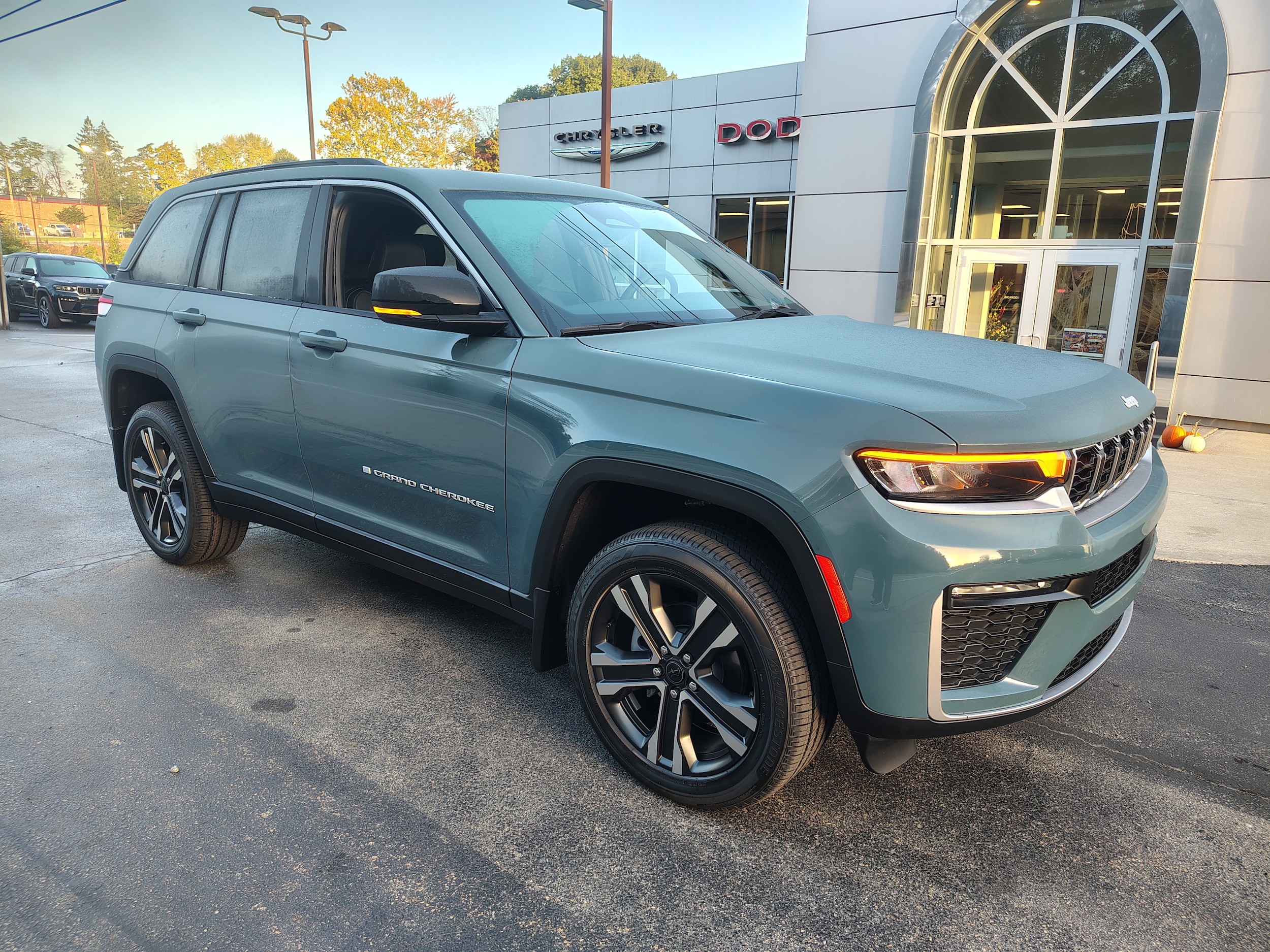 2027 Jeep Grand Cherokee photo 2 of 43