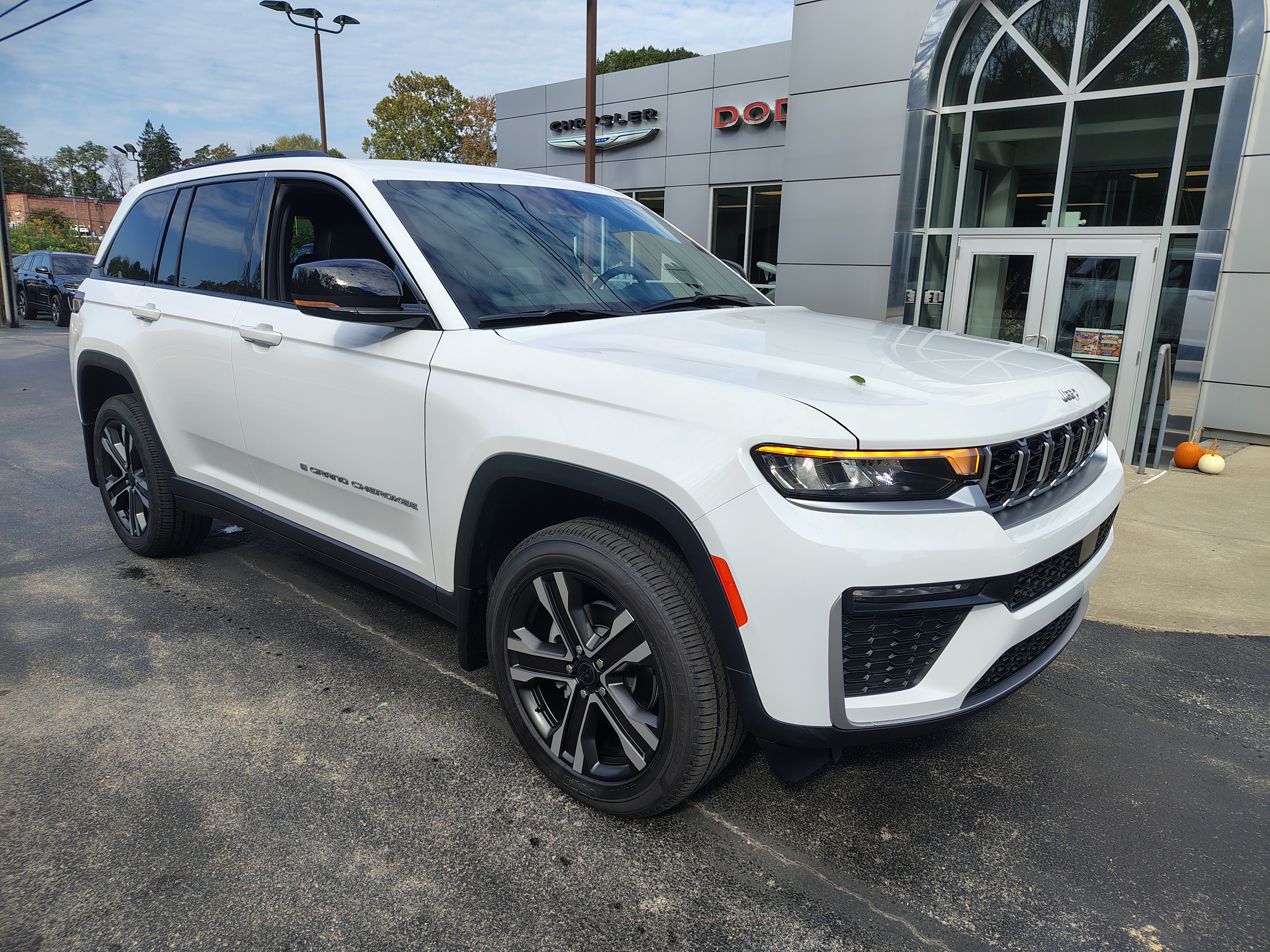 2027 Jeep Grand Cherokee photo 2 of 42