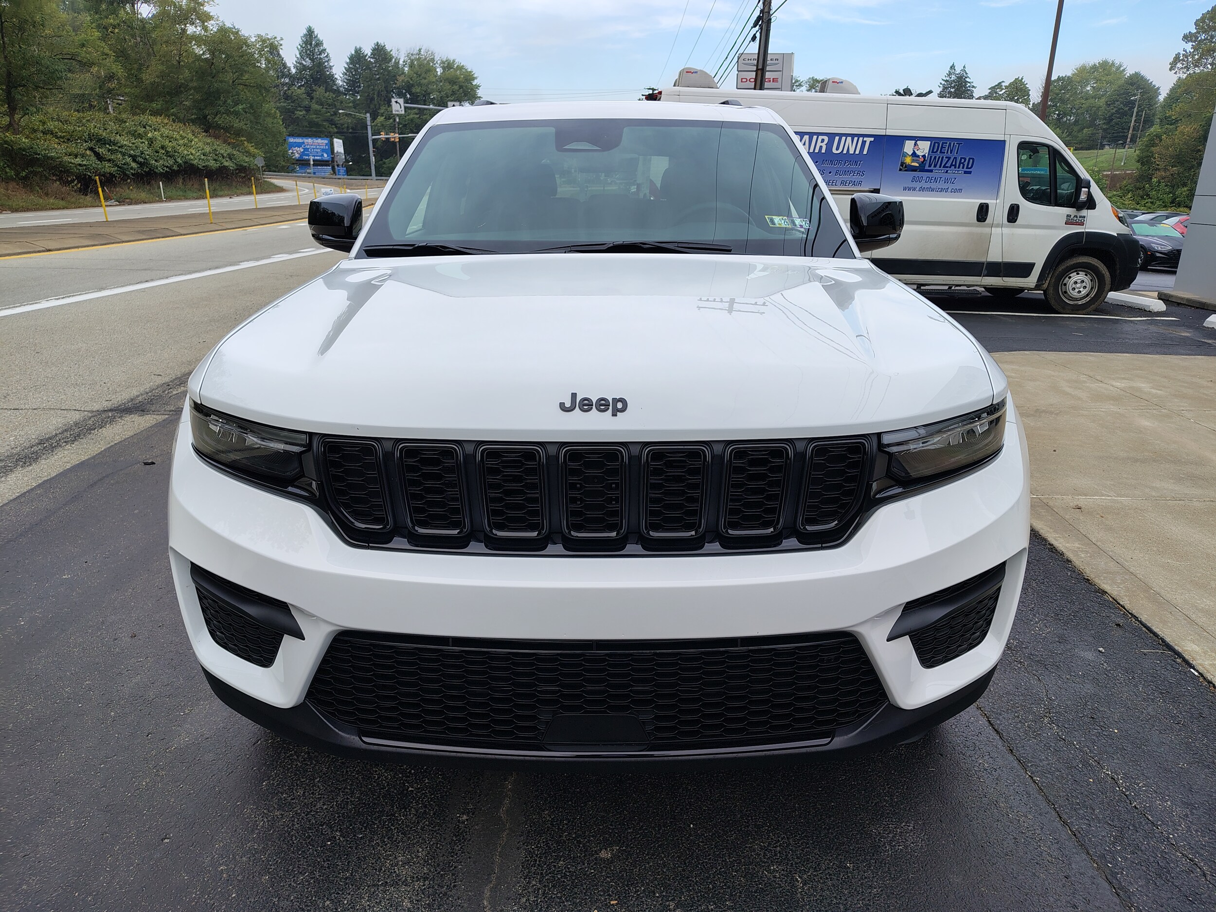 2025 Jeep Grand Cherokee Altitude photo 2