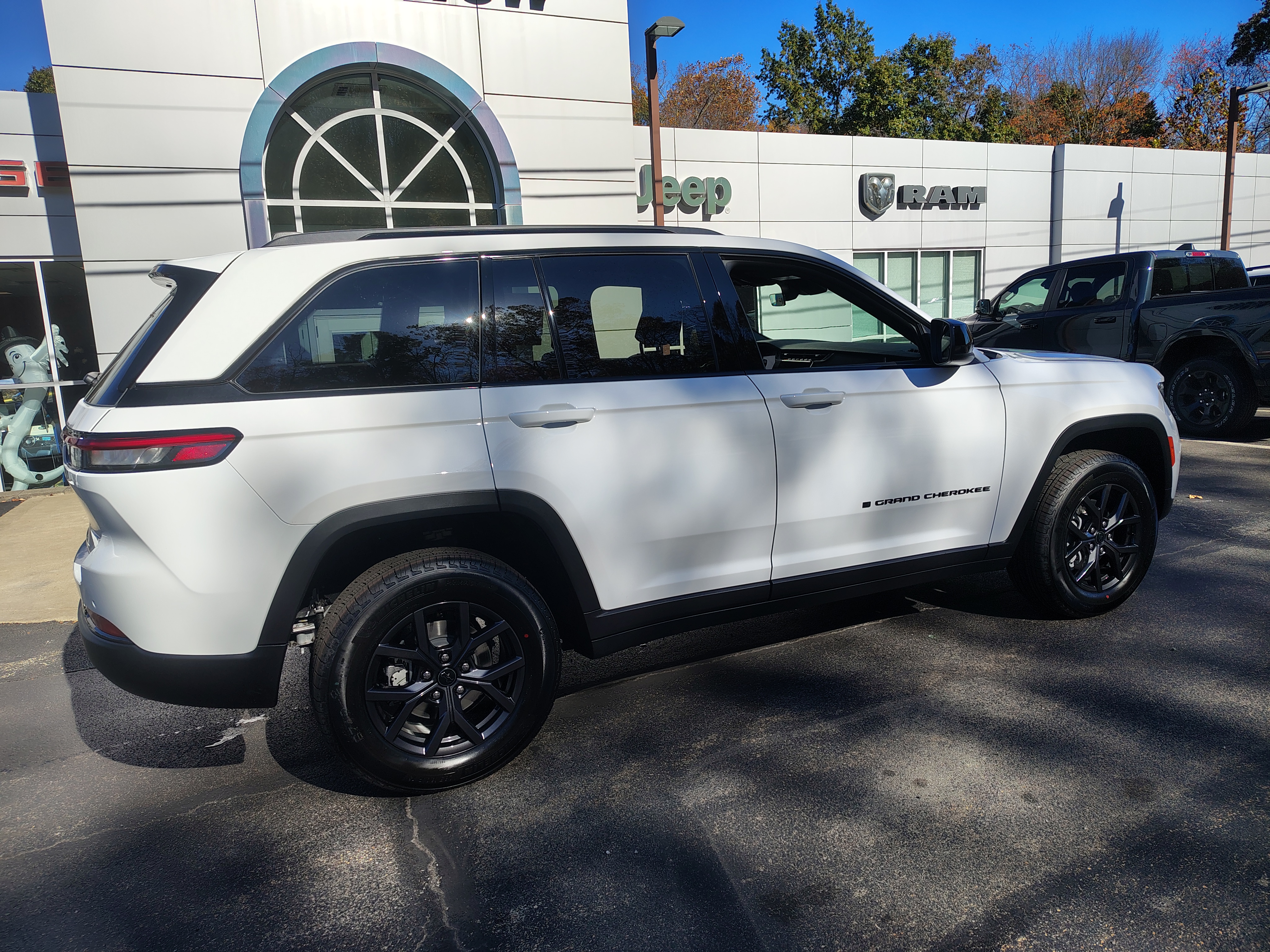 2027 Jeep Grand Cherokee photo 15 of 39
