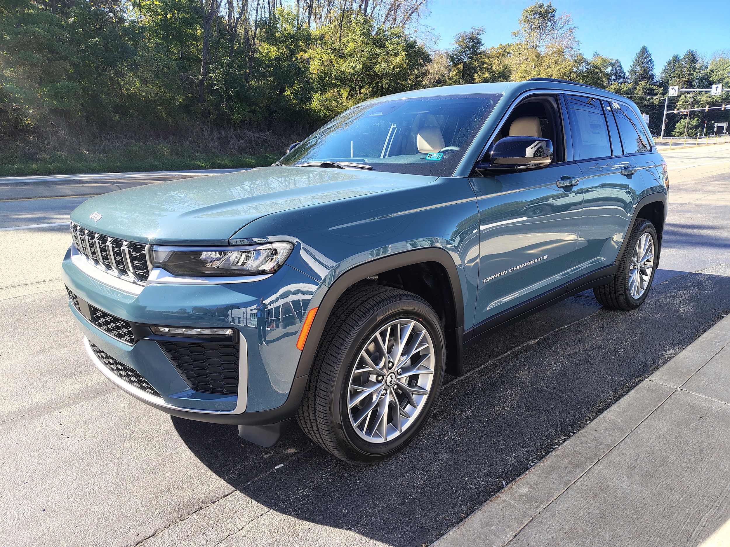2027 Jeep Grand Cherokee photo 4 of 44