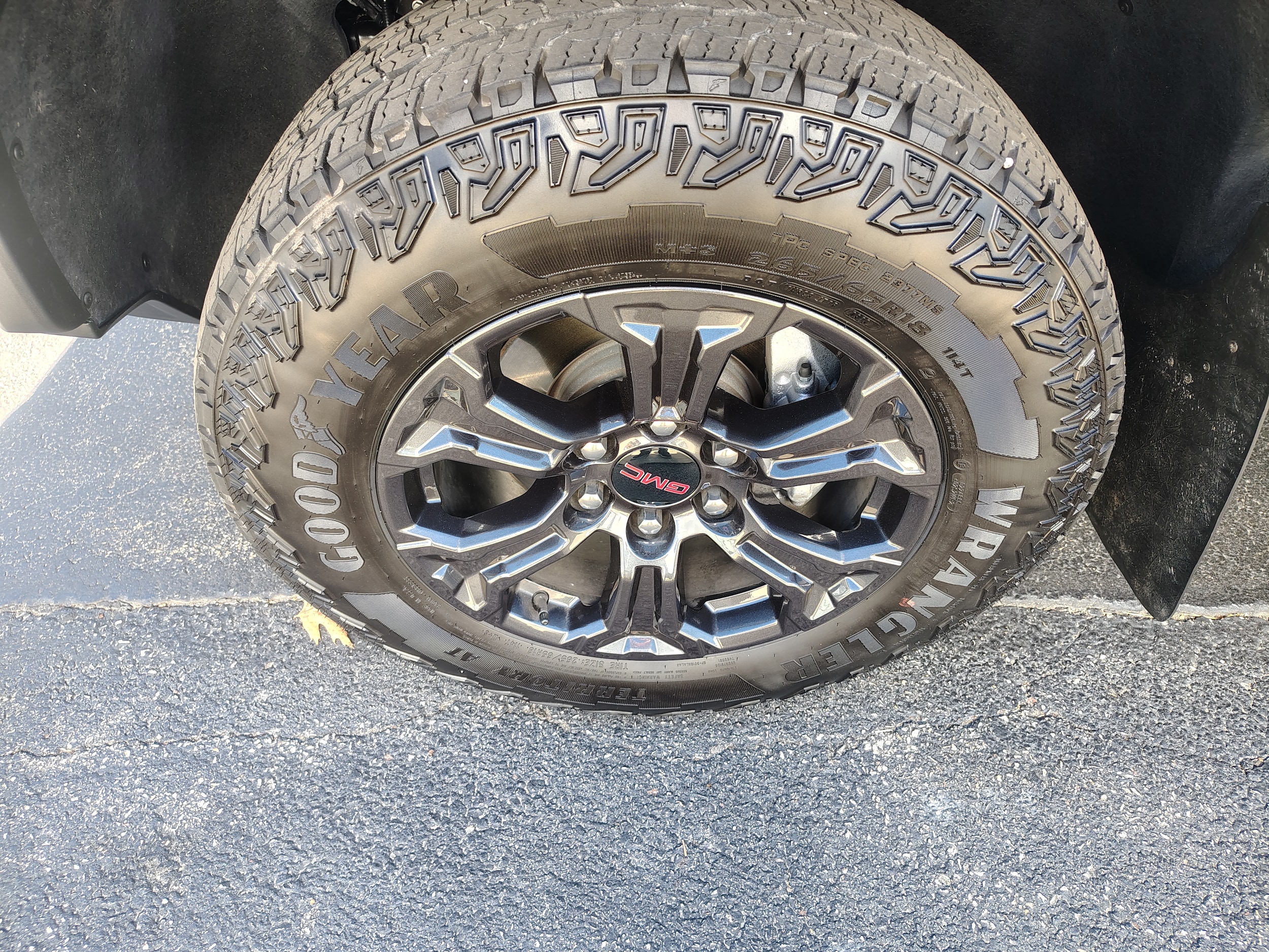 2025 GMC Canyon photo 6 of 39