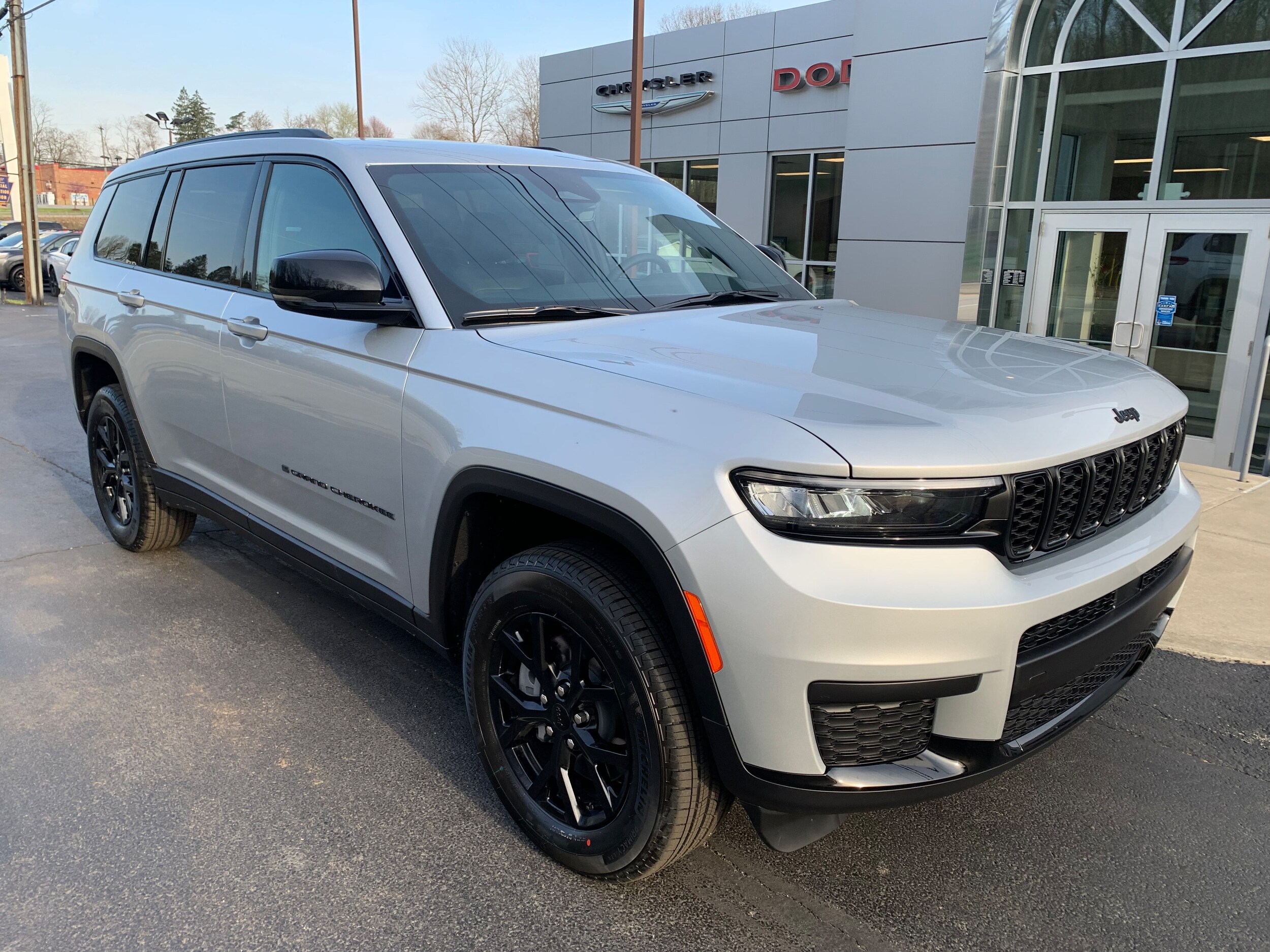 2025 Jeep Grand Cherokee Altitude photo 2