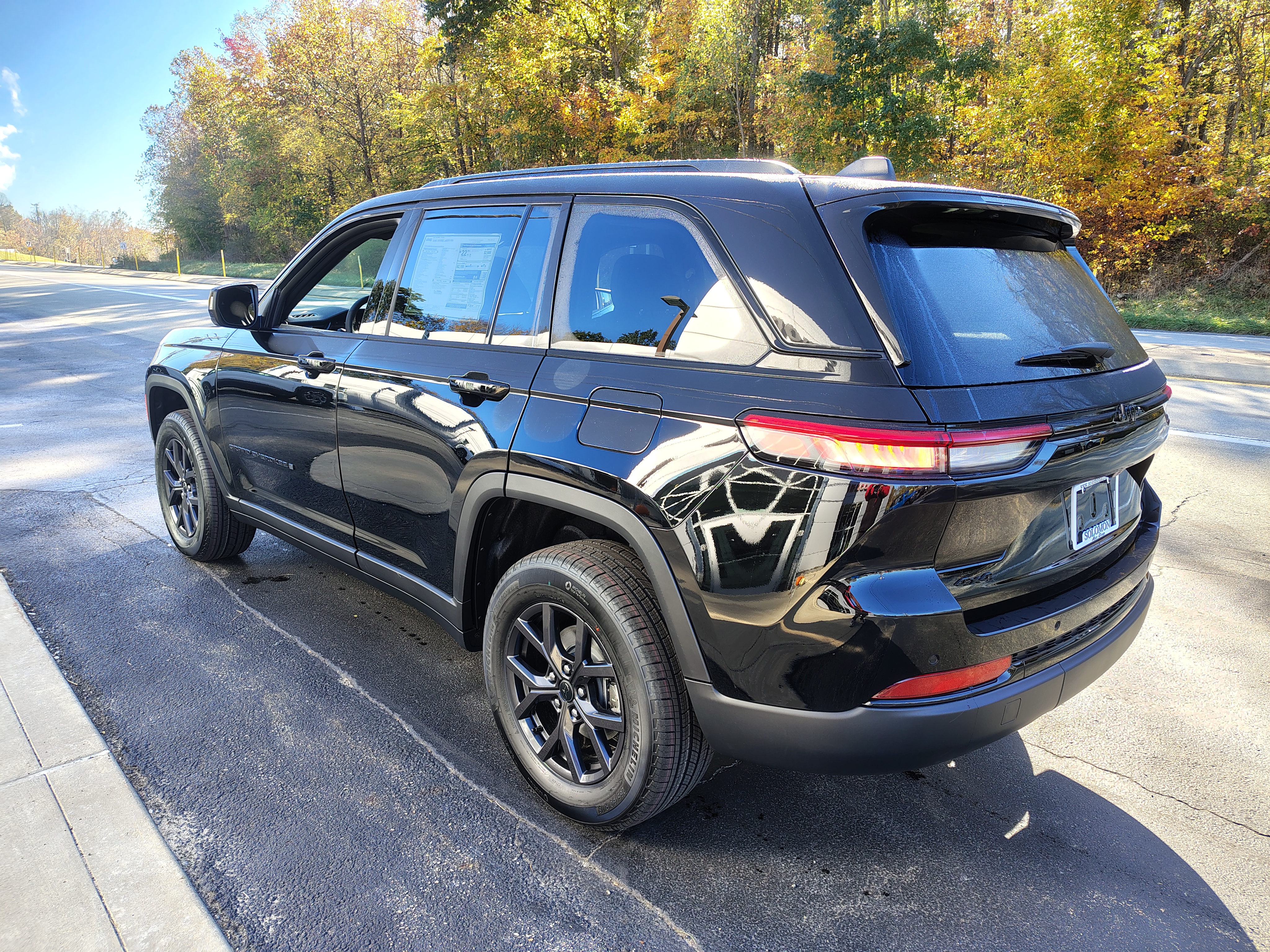 2027 Jeep Grand Cherokee photo 7 of 39