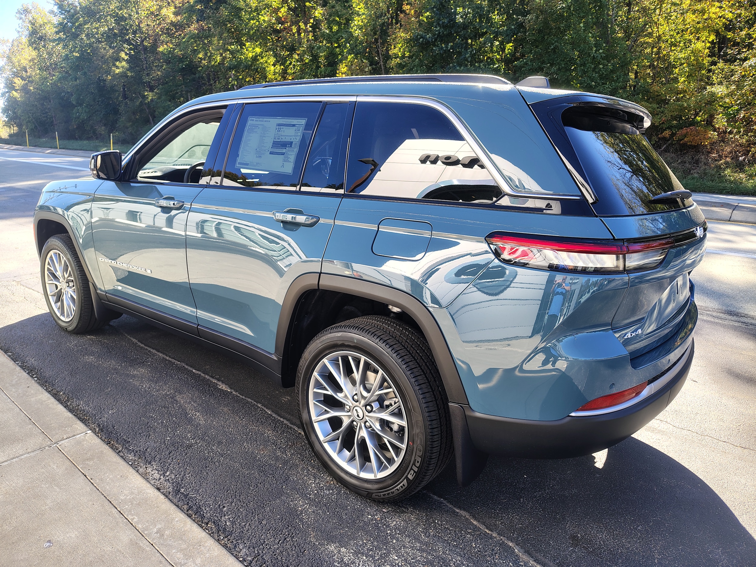 2027 Jeep Grand Cherokee photo 8 of 44